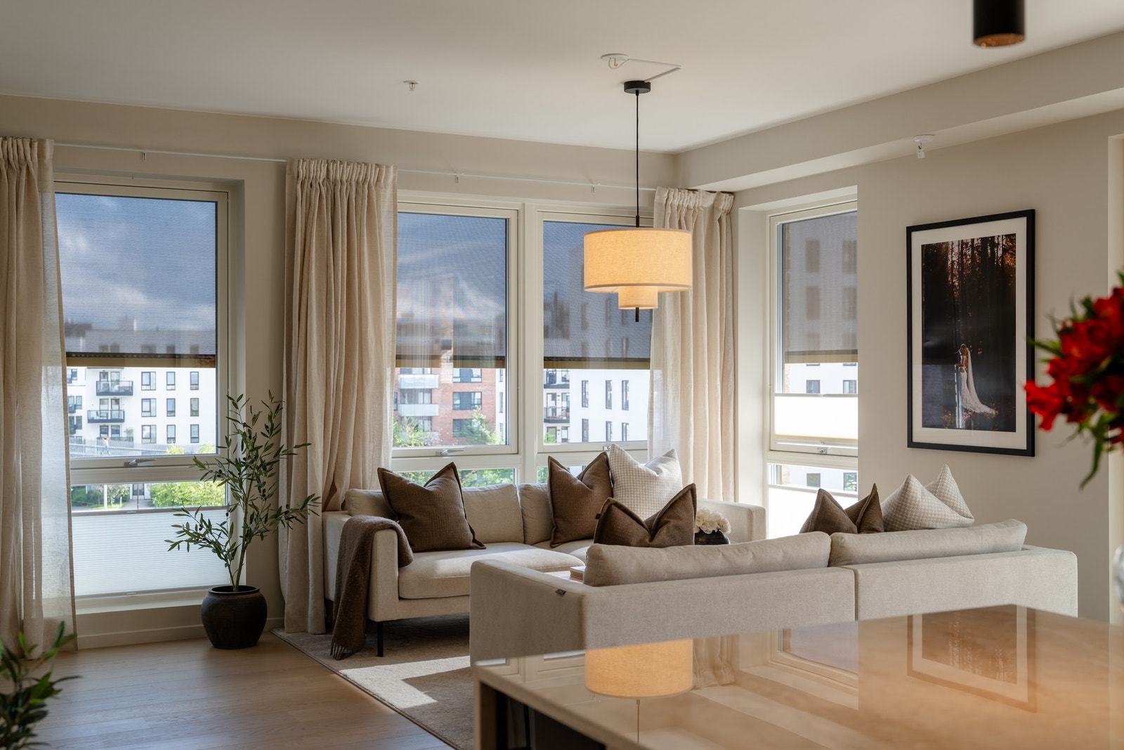 På de fleste vindusflatene er det påkostet med utvendige screens. I tillegg er det innvendig solskjerming fra Kjells Markiser Galleribilde