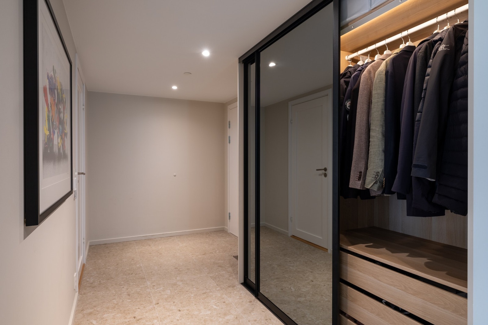 Innbydende entré med flislagt gulv og skyvedører fra Garderobemekka Galleribilde