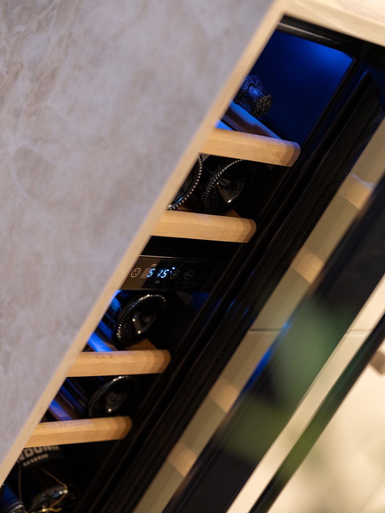 Integrert vinskap i kjøkkenøyen Galleribilde