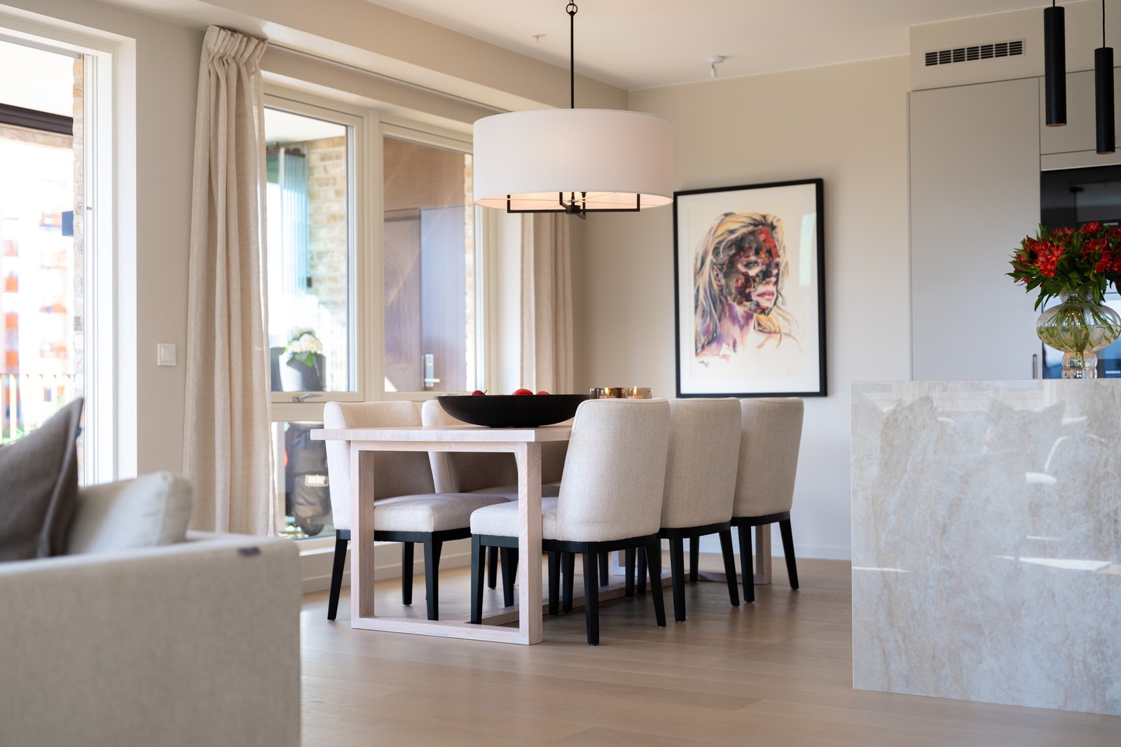 Leiligheten er påkostet og oppgradert fra standardleveranse med moderne materialvalg av høy kvalitet Galleribilde