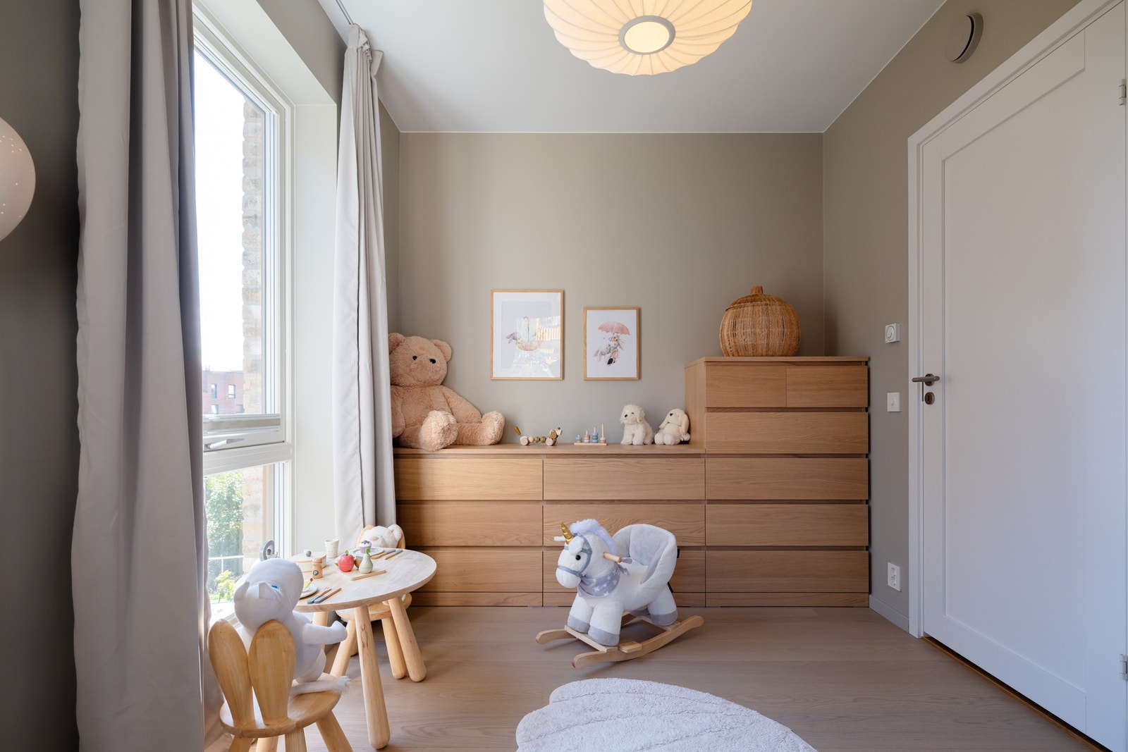 Her er det god plass til seng, nattbord, kontorpult og garderobeskap Galleribilde