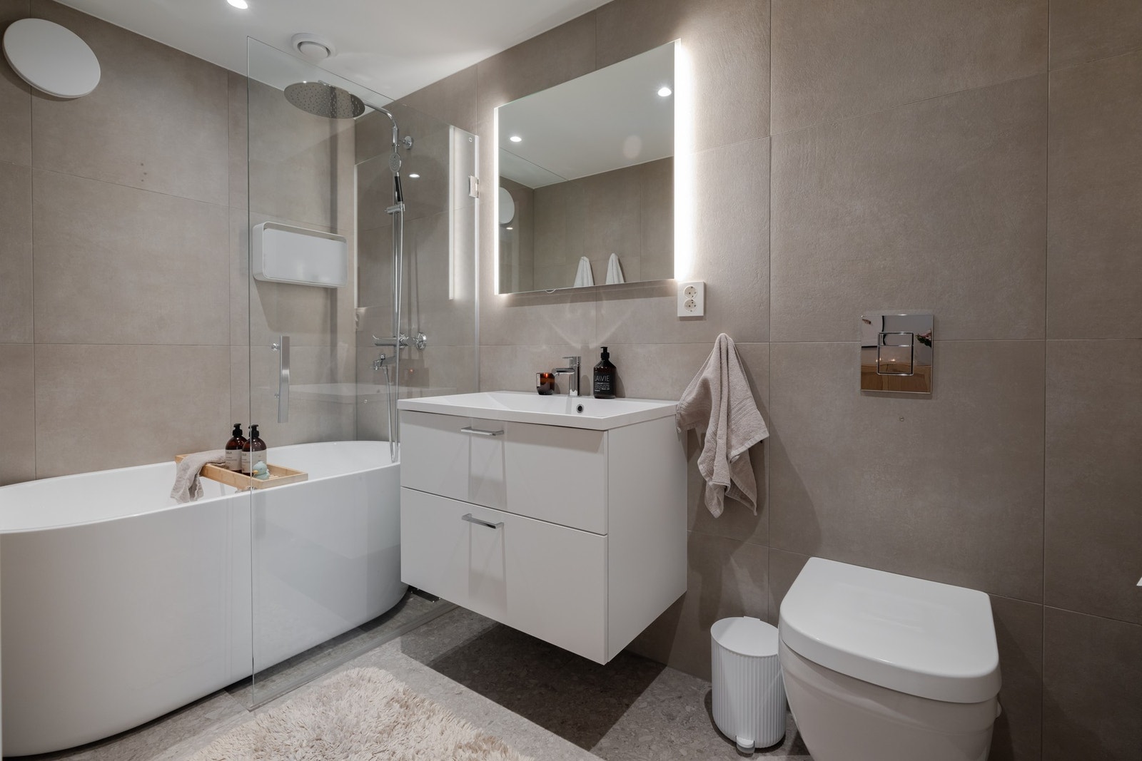 Stilrent en-suite-bad i tilknytning til soverom med badekar Galleribilde