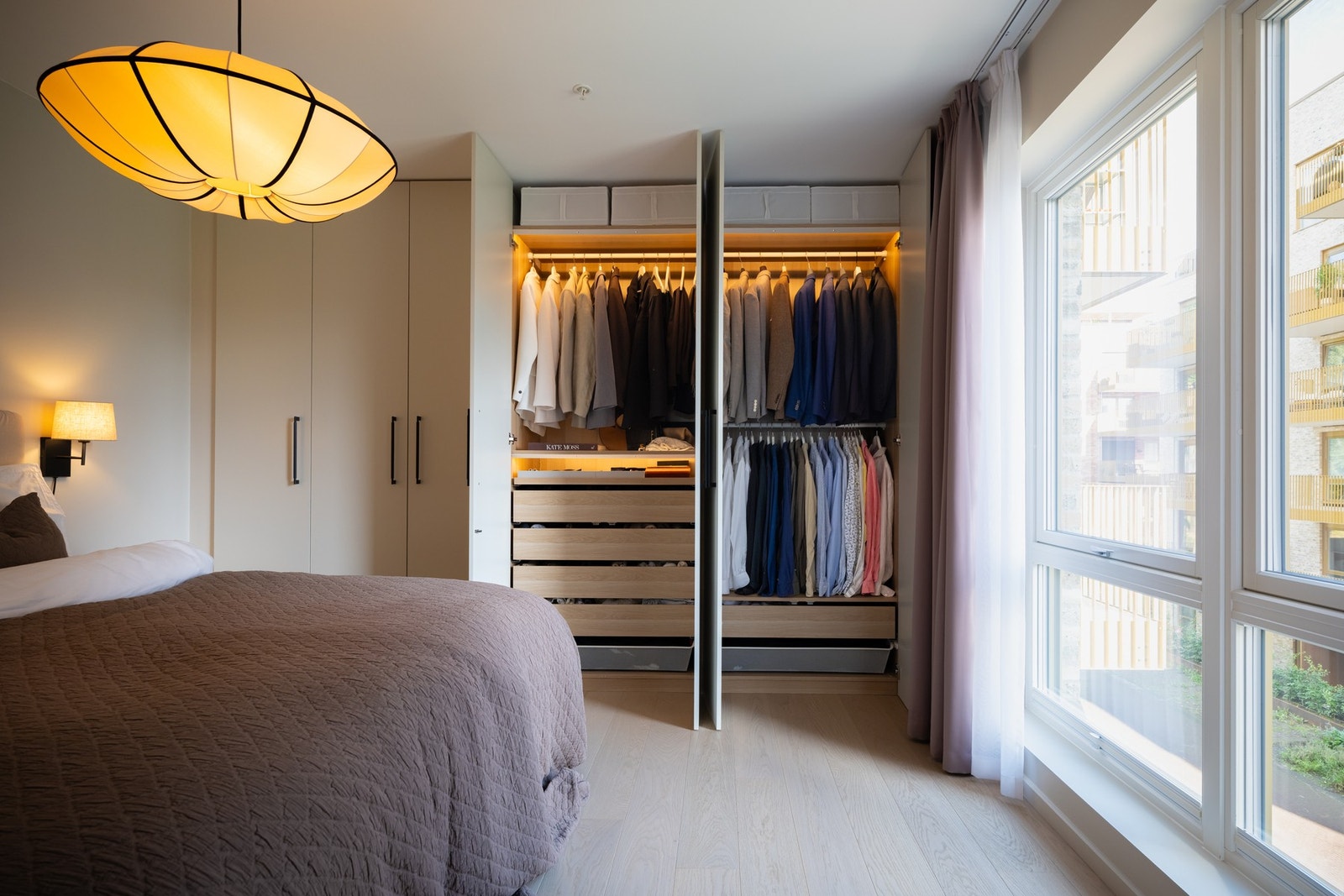 Spesialtilpasset garderobeløsning med praktisk innredning Galleribilde