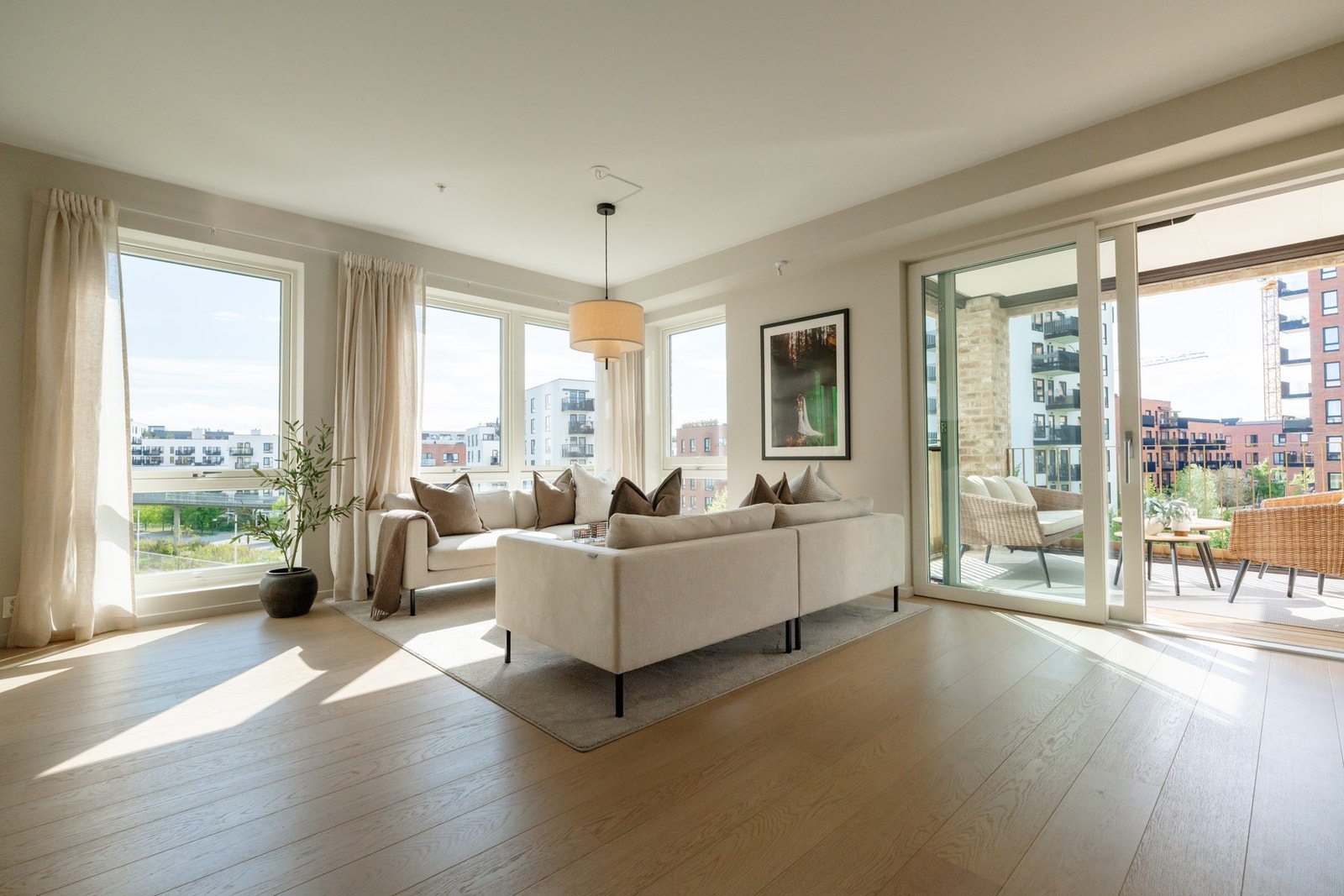 Svært romslig stue og kjøkken på over 40 m² Galleribilde