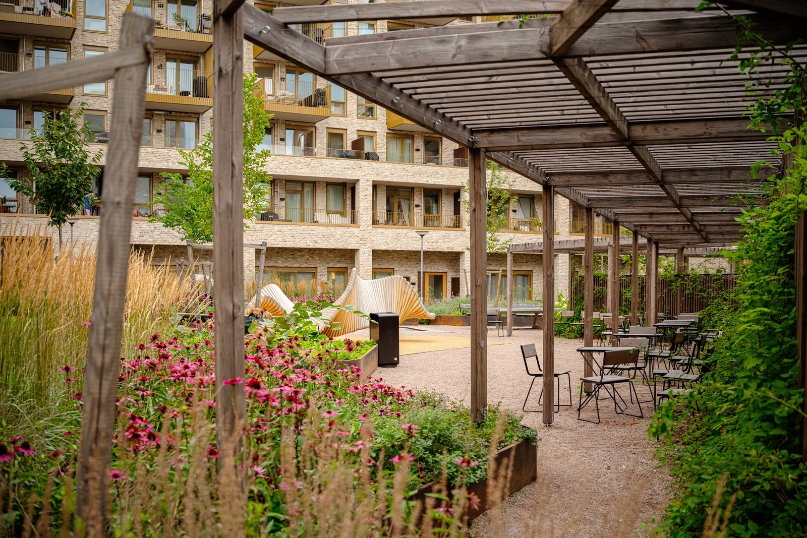 Gårdsrommet er pent og elegant opparbeidet Galleribilde