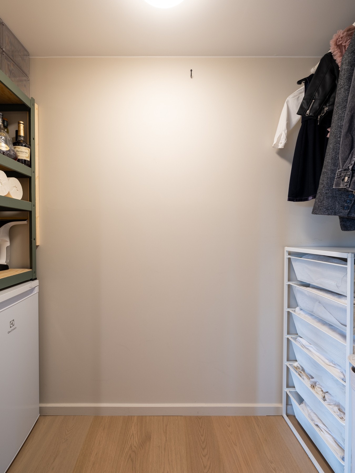 Innvendig bod med praktisk innredning Galleribilde