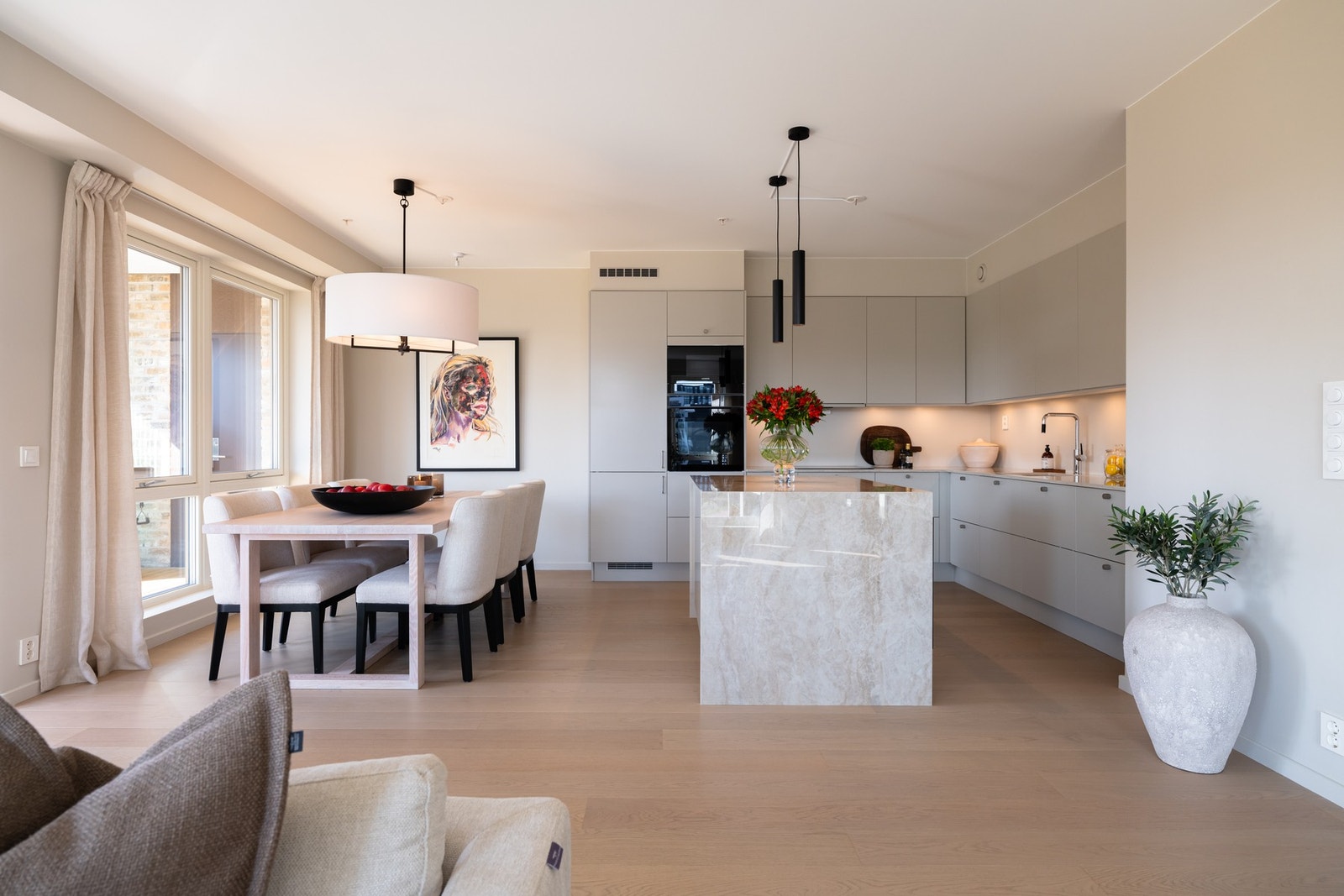 Leiligheten har høy standard, god planløsning og utgang til stor, solrik balkong Galleribilde