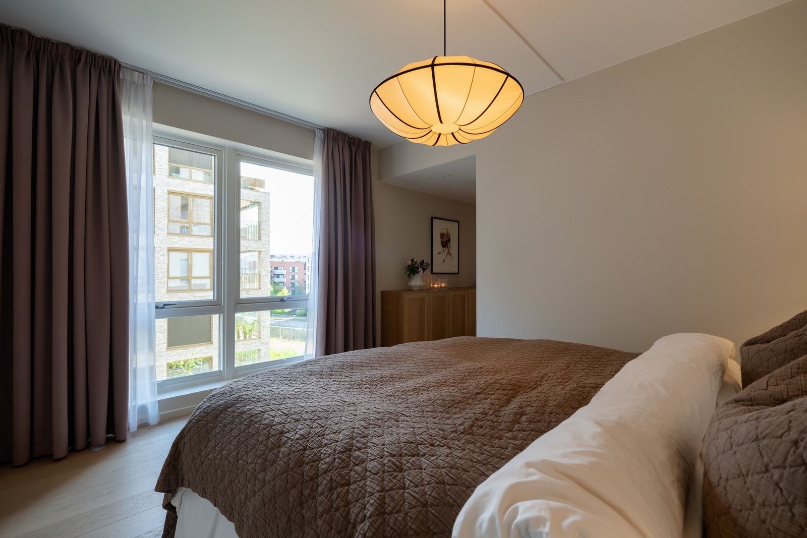 Hovedsoverommet har god plass til dobbeltseng og nattbord Galleribilde