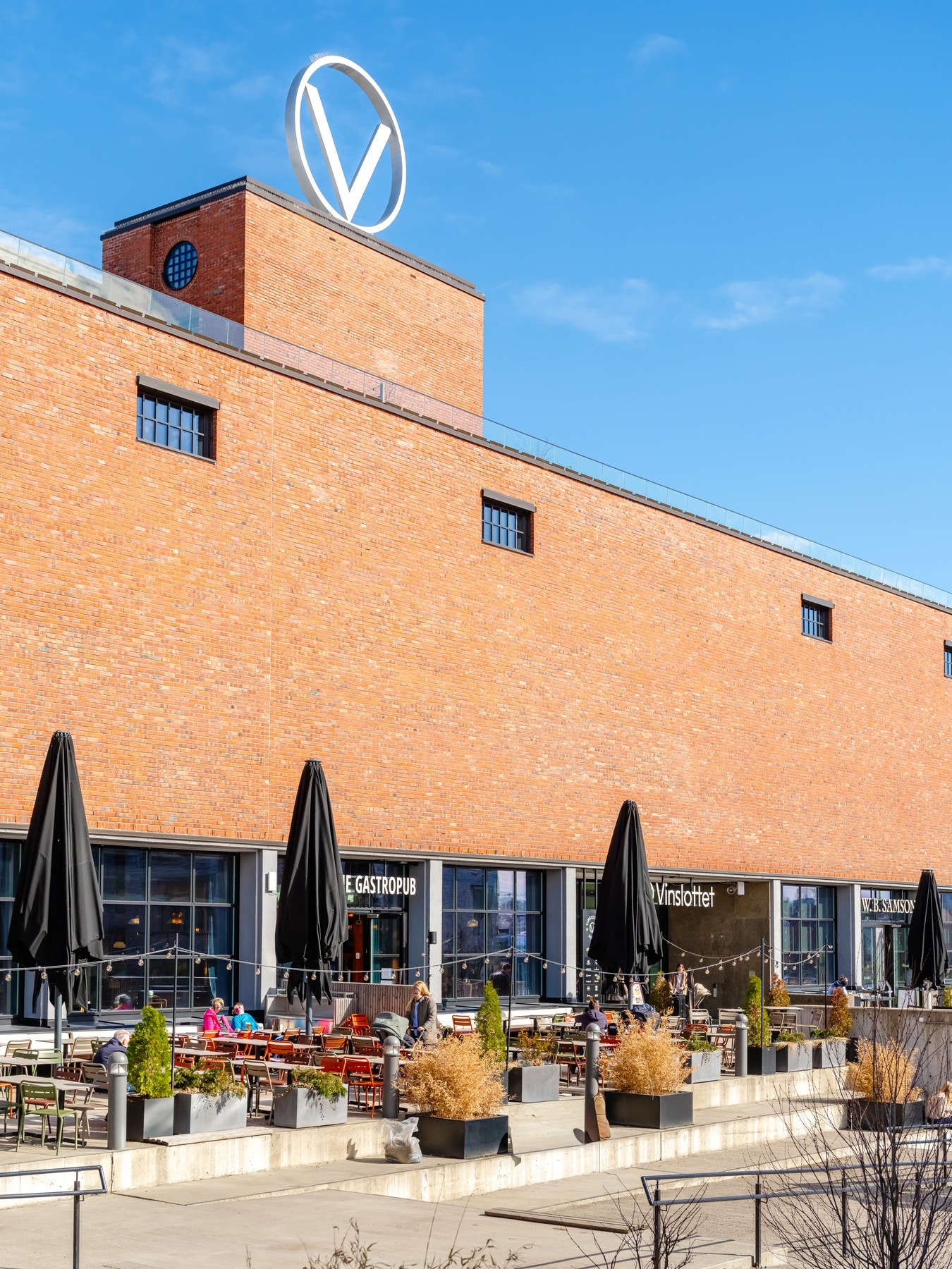 Vinslottet har et godt og variert tilbud med ulike forretninger og serveringssteder Galleribilde