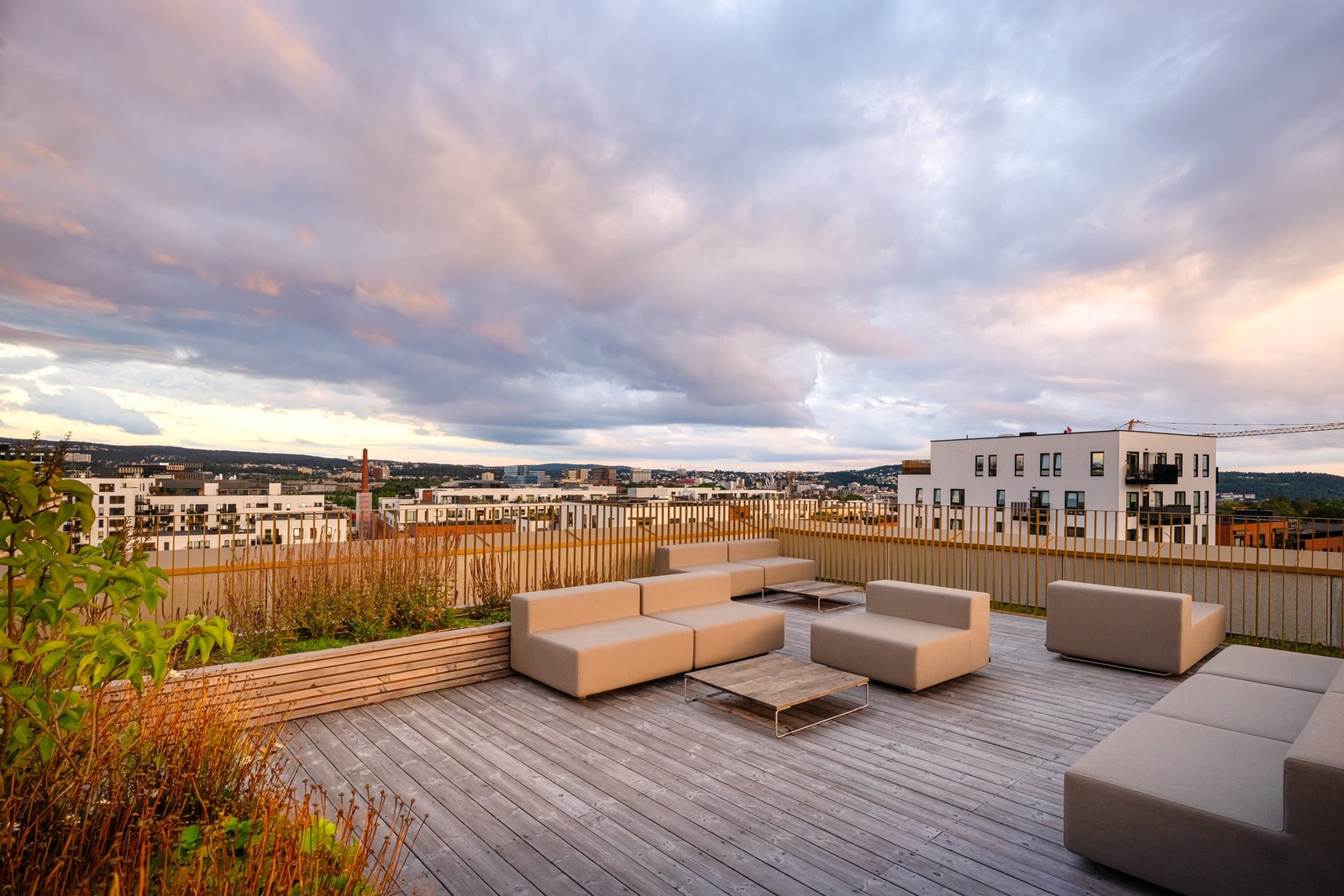 Takterrassen er opparbeidet med flere sittegrupper og hyggelige beplantninger Galleribilde