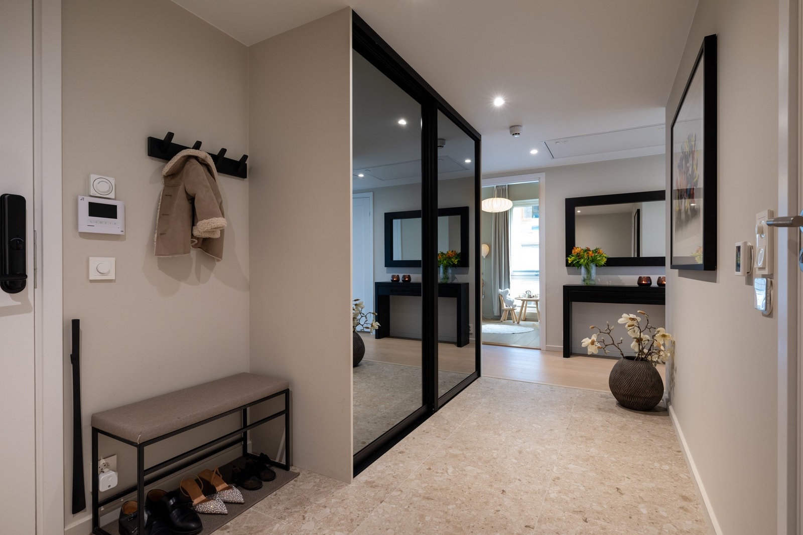 Rikelig med plass for yttertøy og sko Galleribilde