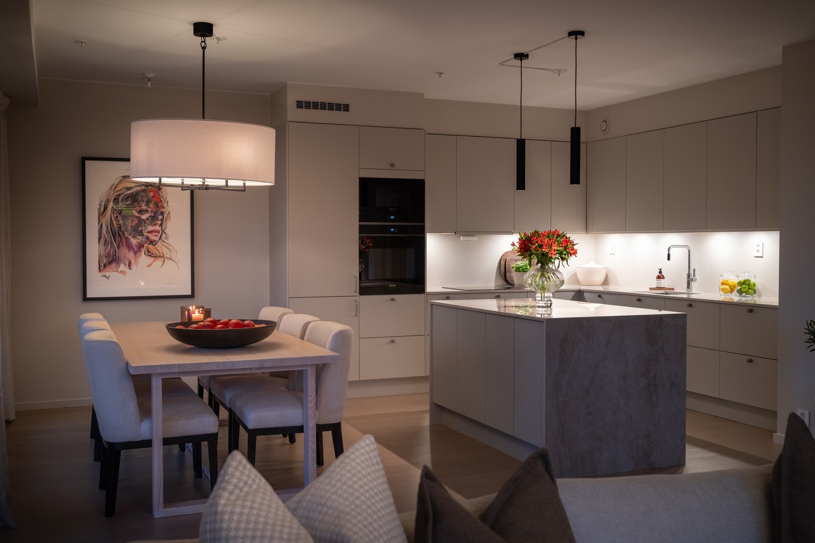 Den åpne løsningen skaper en sosial og luftig planløsning med god plass til stort spisebord Galleribilde