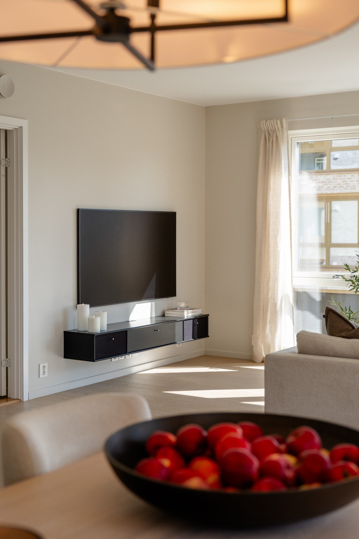 Det elektriske anlegget er oppgradert med Elko plus og Plejd smarthus system i stue, entrè og balkong Galleribilde