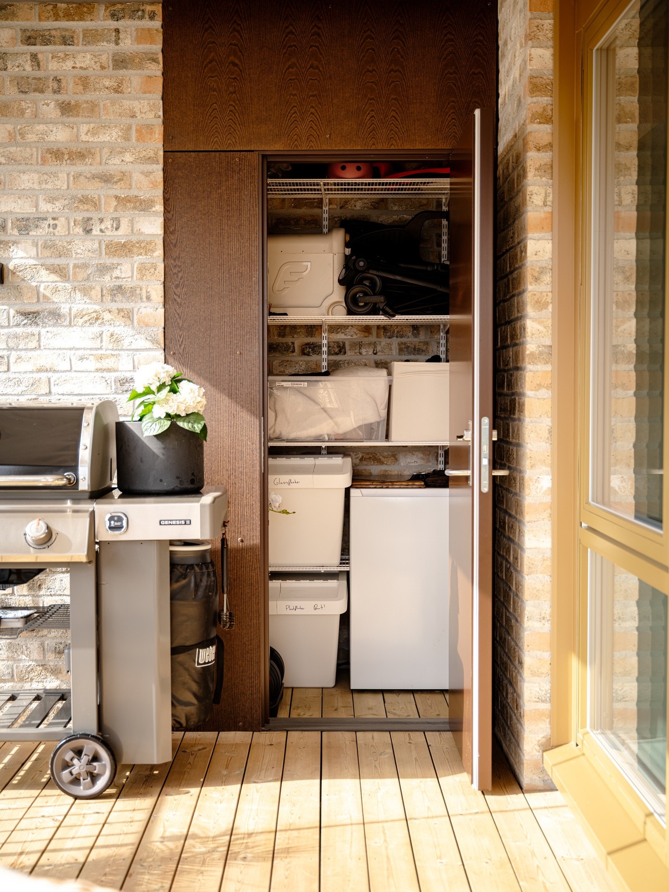 I boden er det strømuttak for ekstra kjøleskap og Elfa hyllesystem Galleribilde