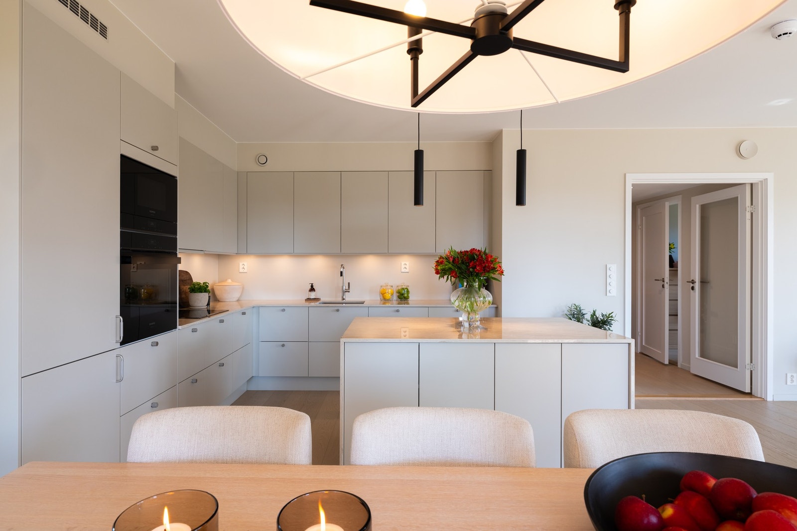 Stilren kjøkkeninnredning fra Sigdal med påkostet kjøkkenøy Galleribilde