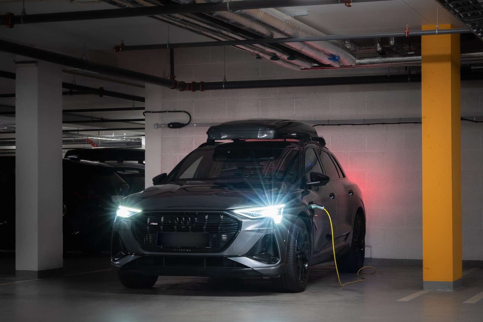 Med leiligheten følger ekstra stor parkeringsplass med lader for el-bil Galleribilde