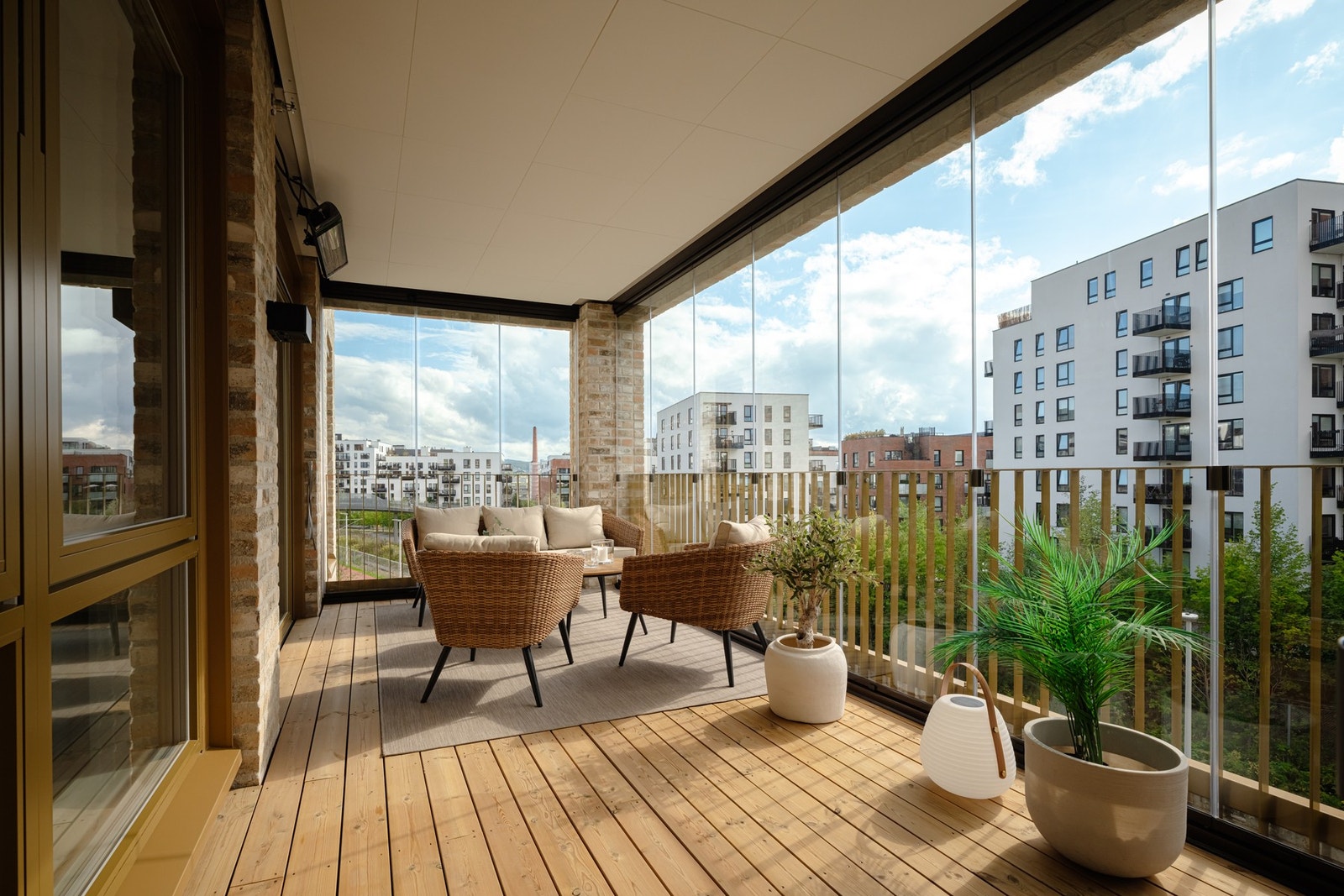 Balkongen har innglassing og varmelampe som gjør balkongen til et ekstra rom Galleribilde