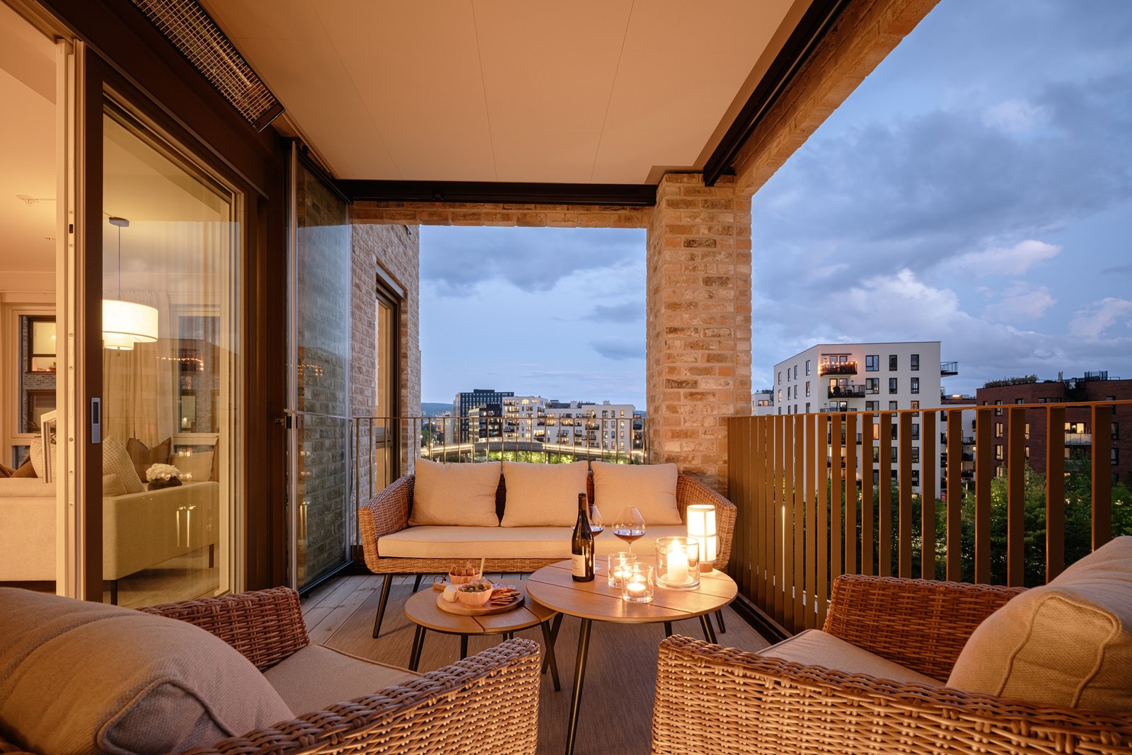 God plass til ønsket utemøblement og grill. I sommerhalvåret er det sol fra ca kl 09:30-19:30 Galleribilde