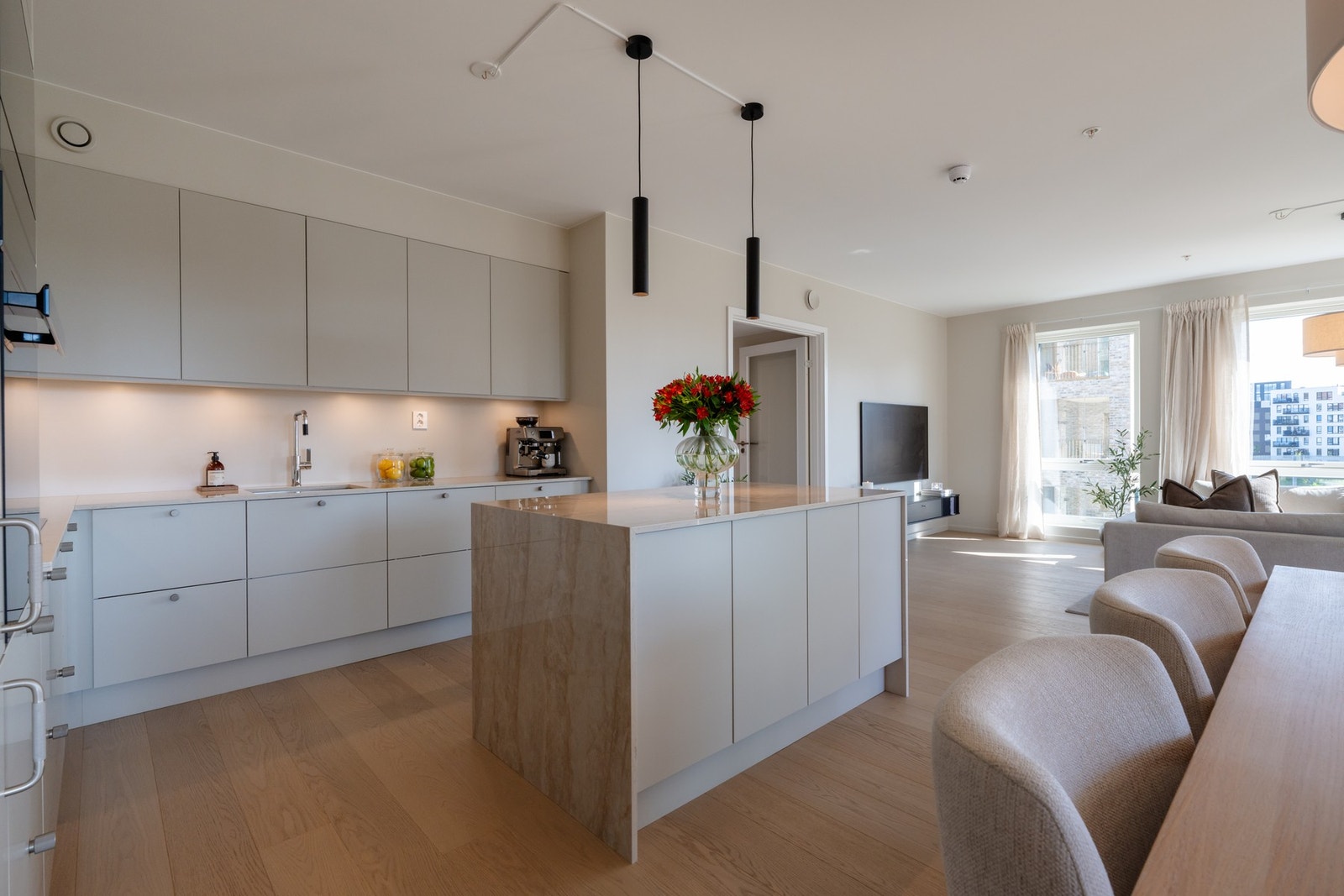 Velutstyrt kjøkken med integrert komfyr, mikro, vinskap, oppvaskmaskin samt kjøle-/fryseskap Galleribilde