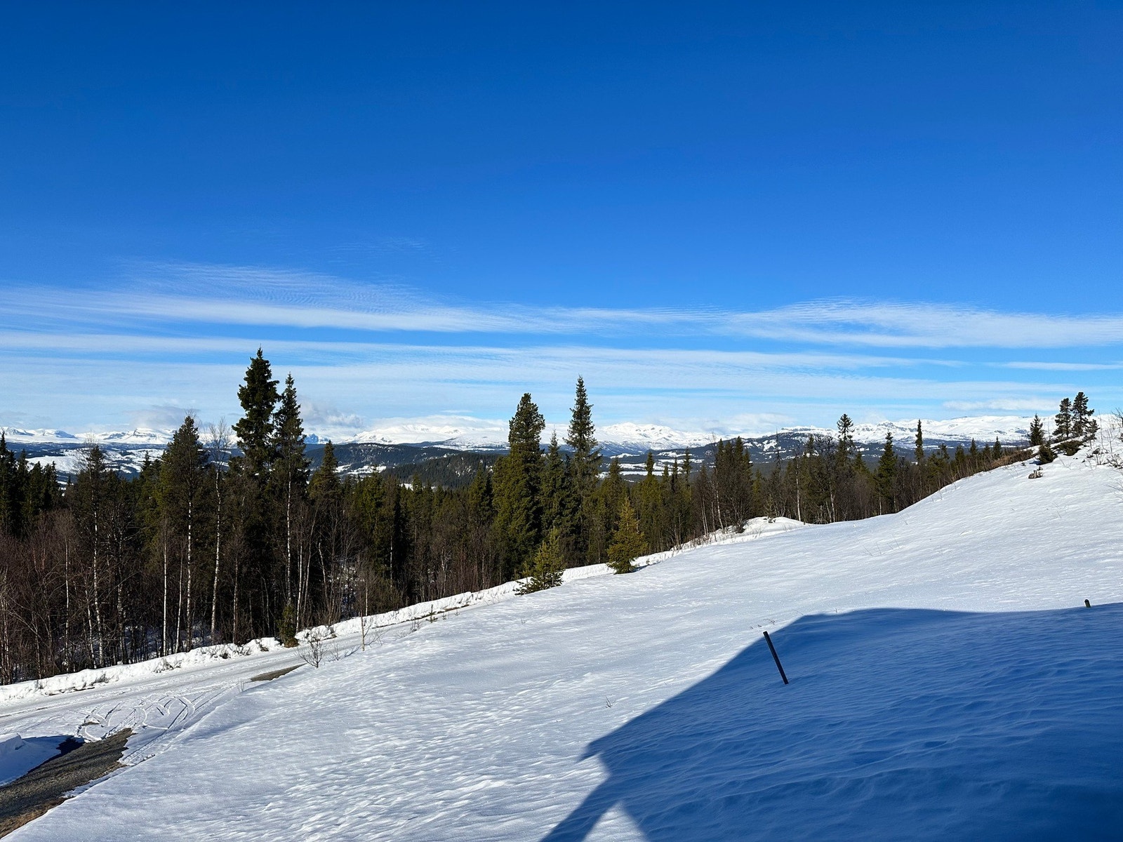 Herfra er det fantastisk utsikt mot blant annet Grindane, Bitihorn, Skagastølstindan i Hurrungane og andre kjente fjelltopper i Jotunheimen. Galleribilde