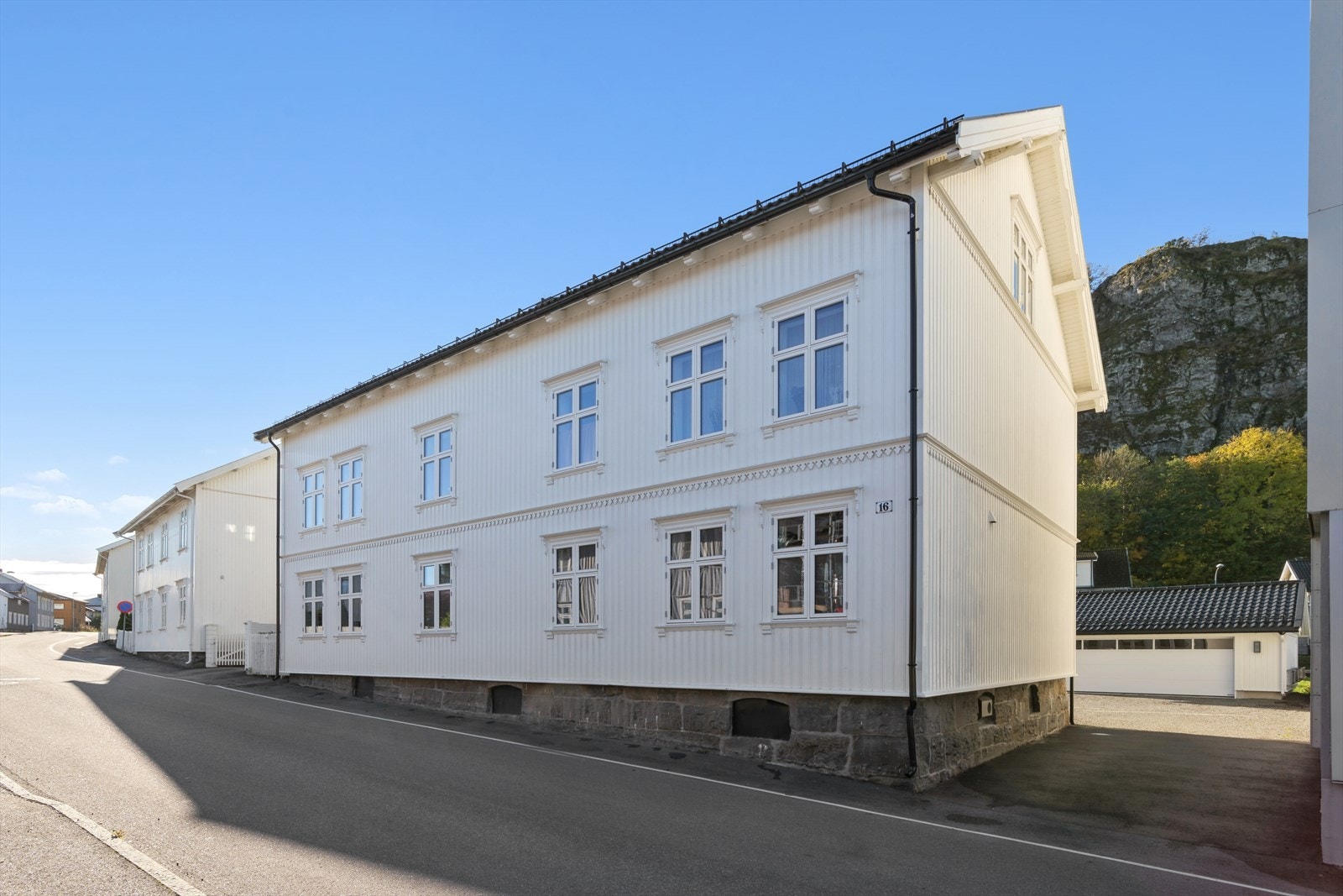 Fasade fra veien Galleribilde