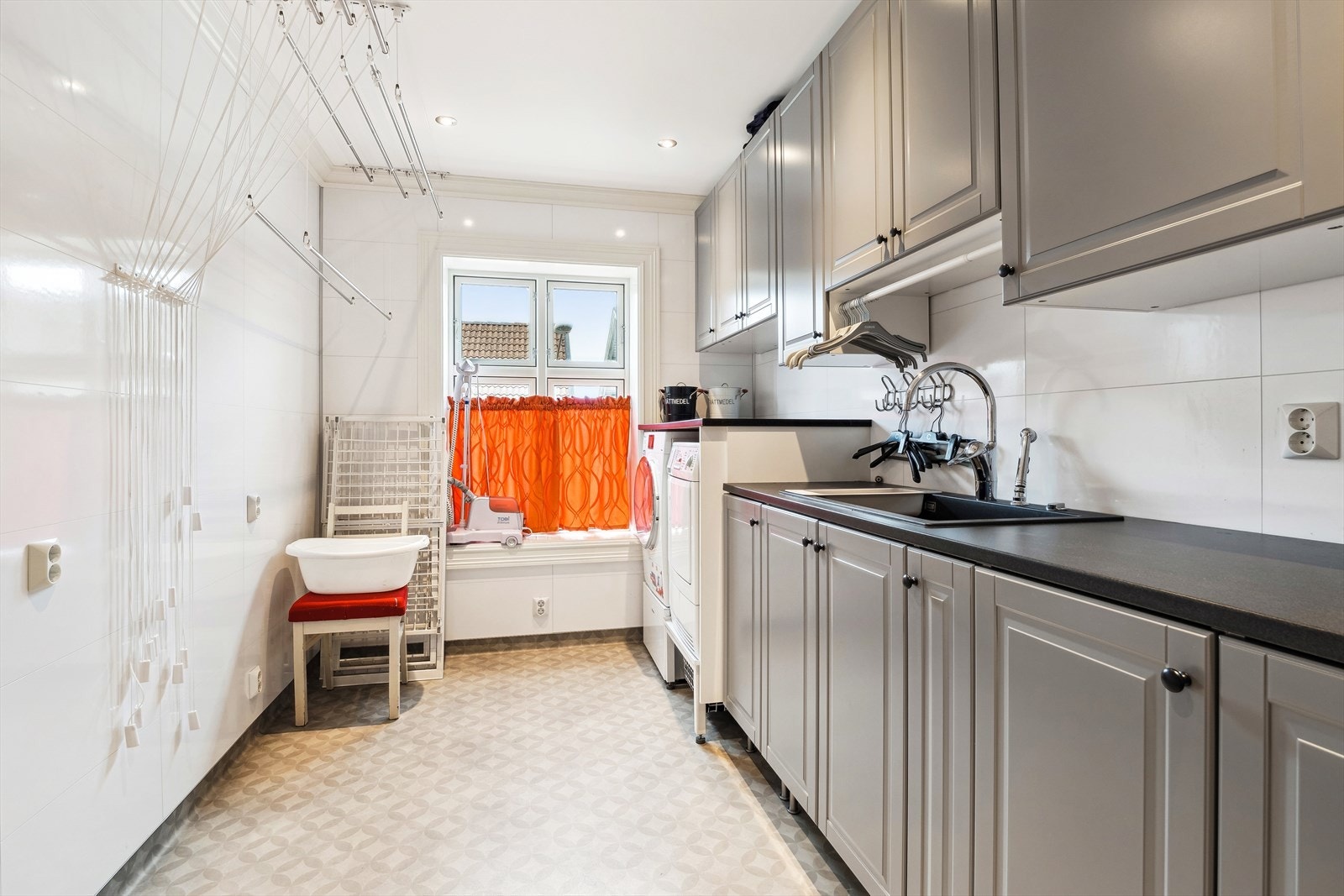 Pent vaskerom med romslig innredning Galleribilde