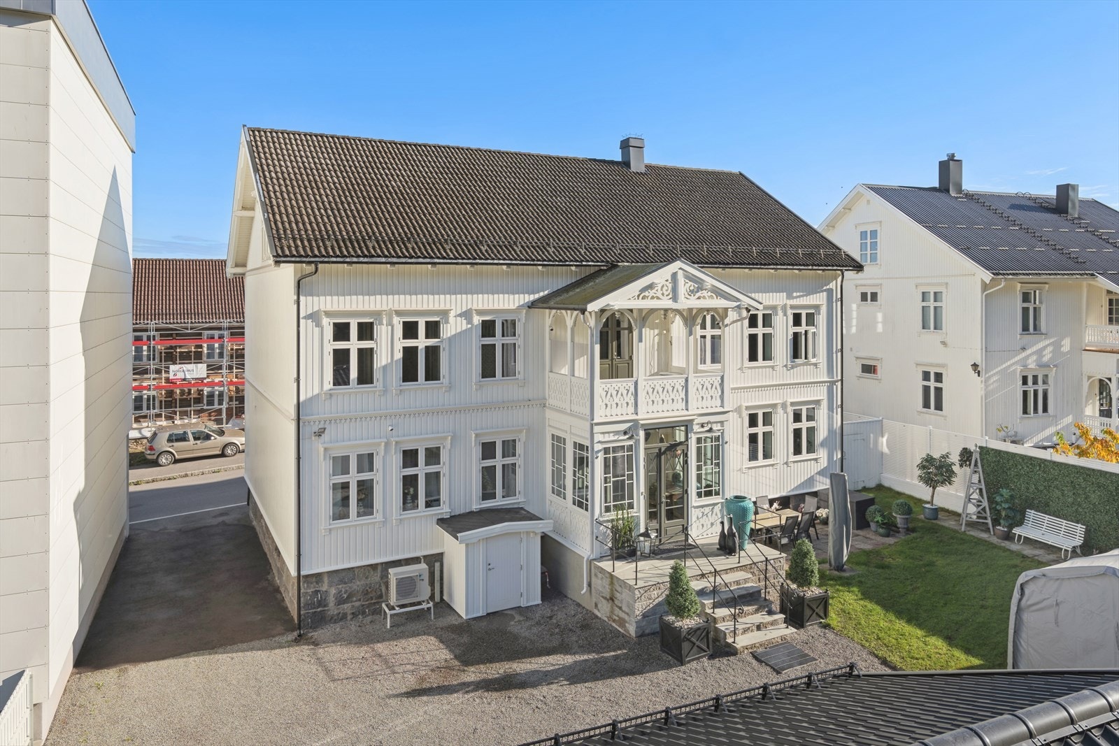 Gruset gårdsplass og koselig liten hagedel, uteplass med belegningstein Galleribilde