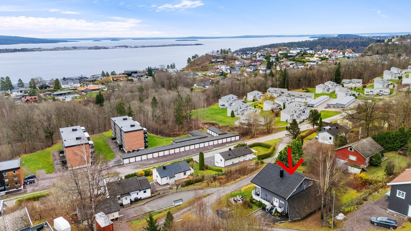 Stor og innholdsrik enebolig over 3 etasjer Galleribilde