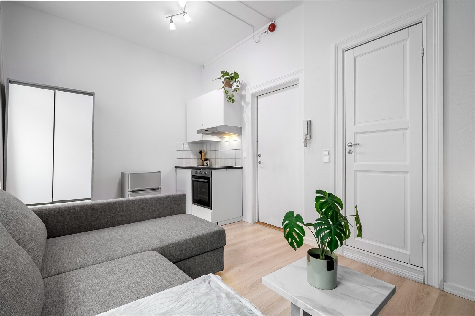 Dette er hybeldelen - Innredet med hybelkjøkken, bad samt plass til både garderobe og f.eks sovesofa. Galleribilde