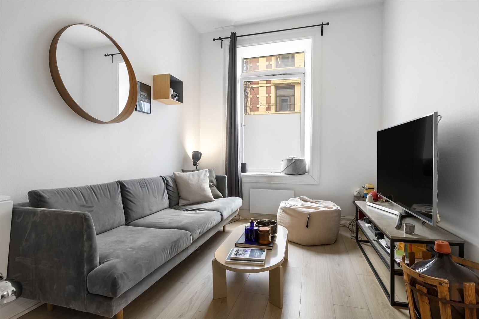 Hoveddel - Stue med god takhøyde (ca. 3m), lysmalte overflater og enstavs gulv. Galleribilde