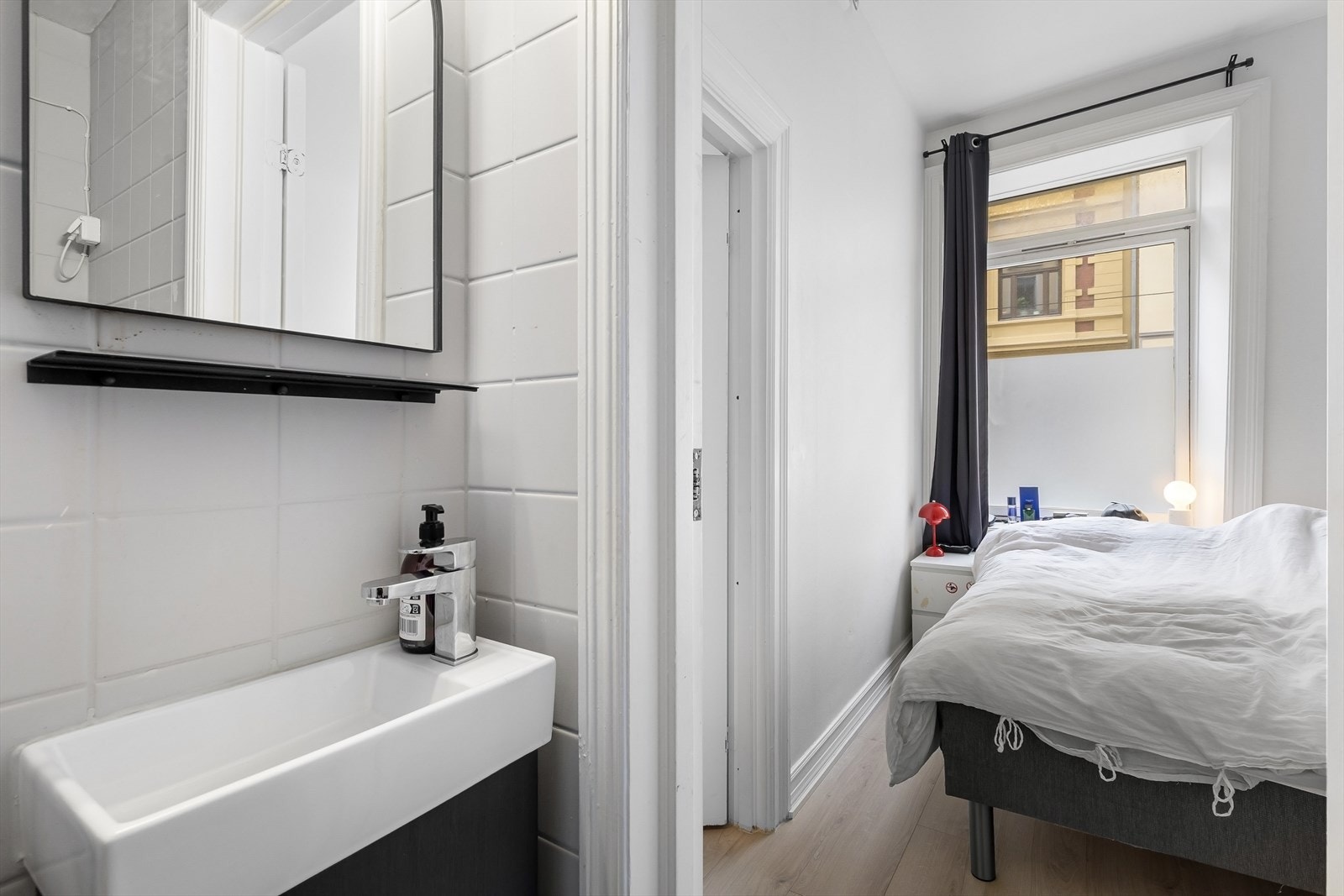 Bad inn fra soverom. Galleribilde