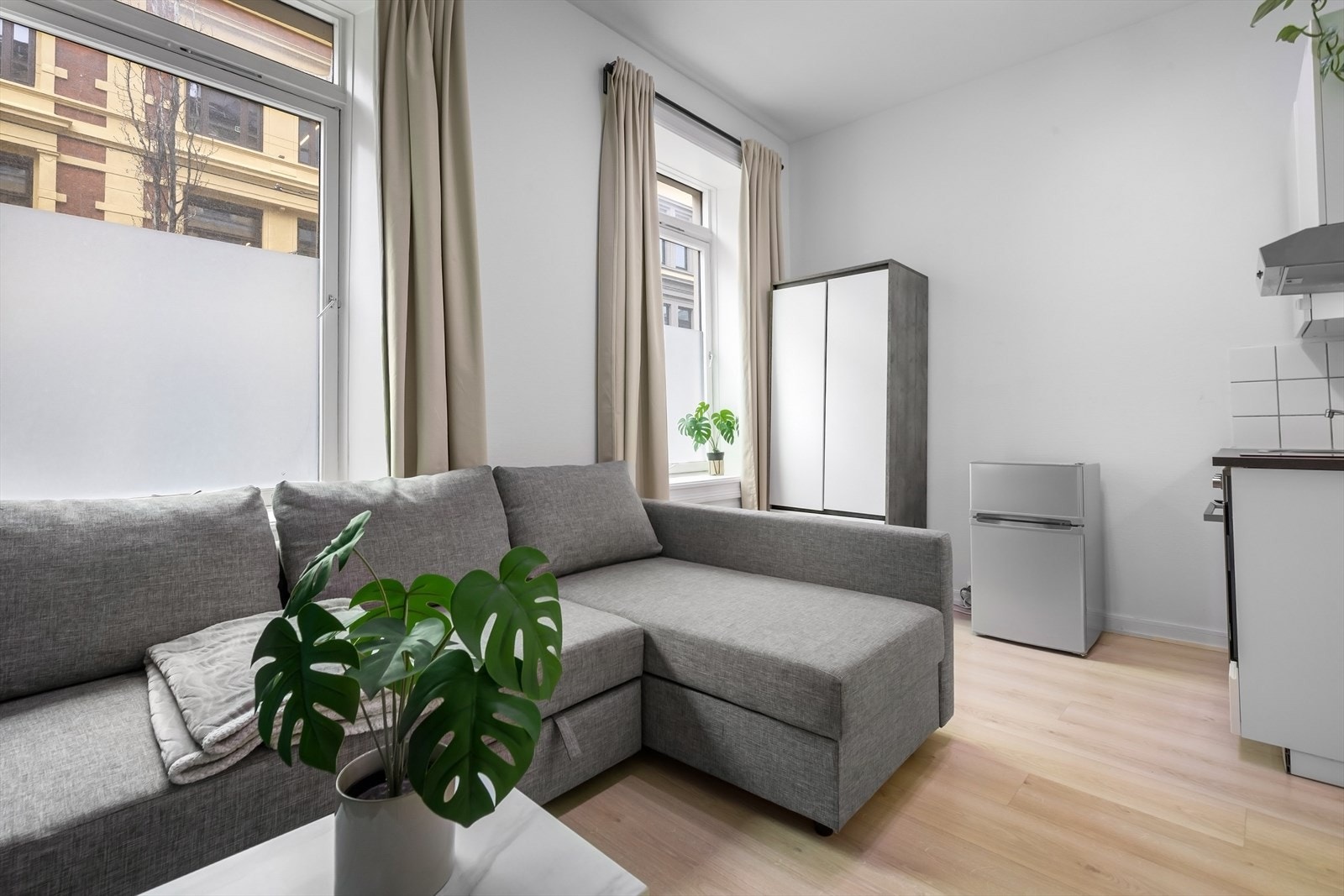 3-roms leilighet med egen 1-roms hybel, begge med eget bad og kjøkken. Galleribilde