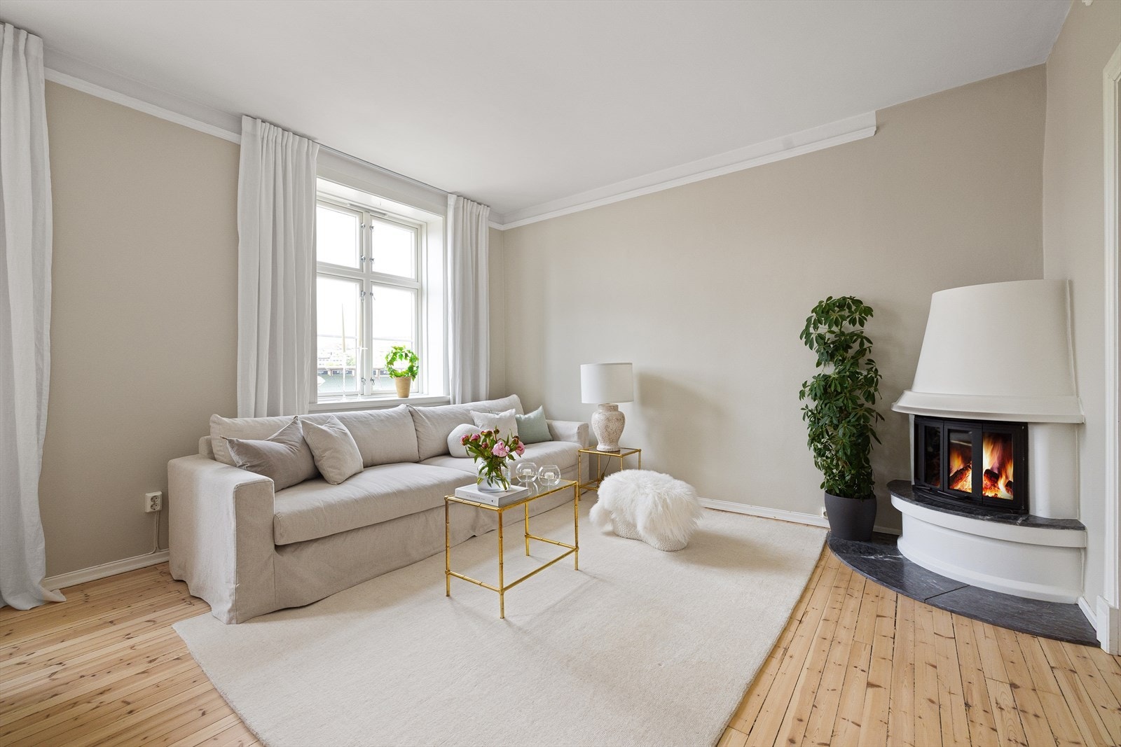 Planløsningen gir god plass til både sofagruppe og spisebord, noe som legger til rette for hyggelige måltider med venner og familie. Galleribilde