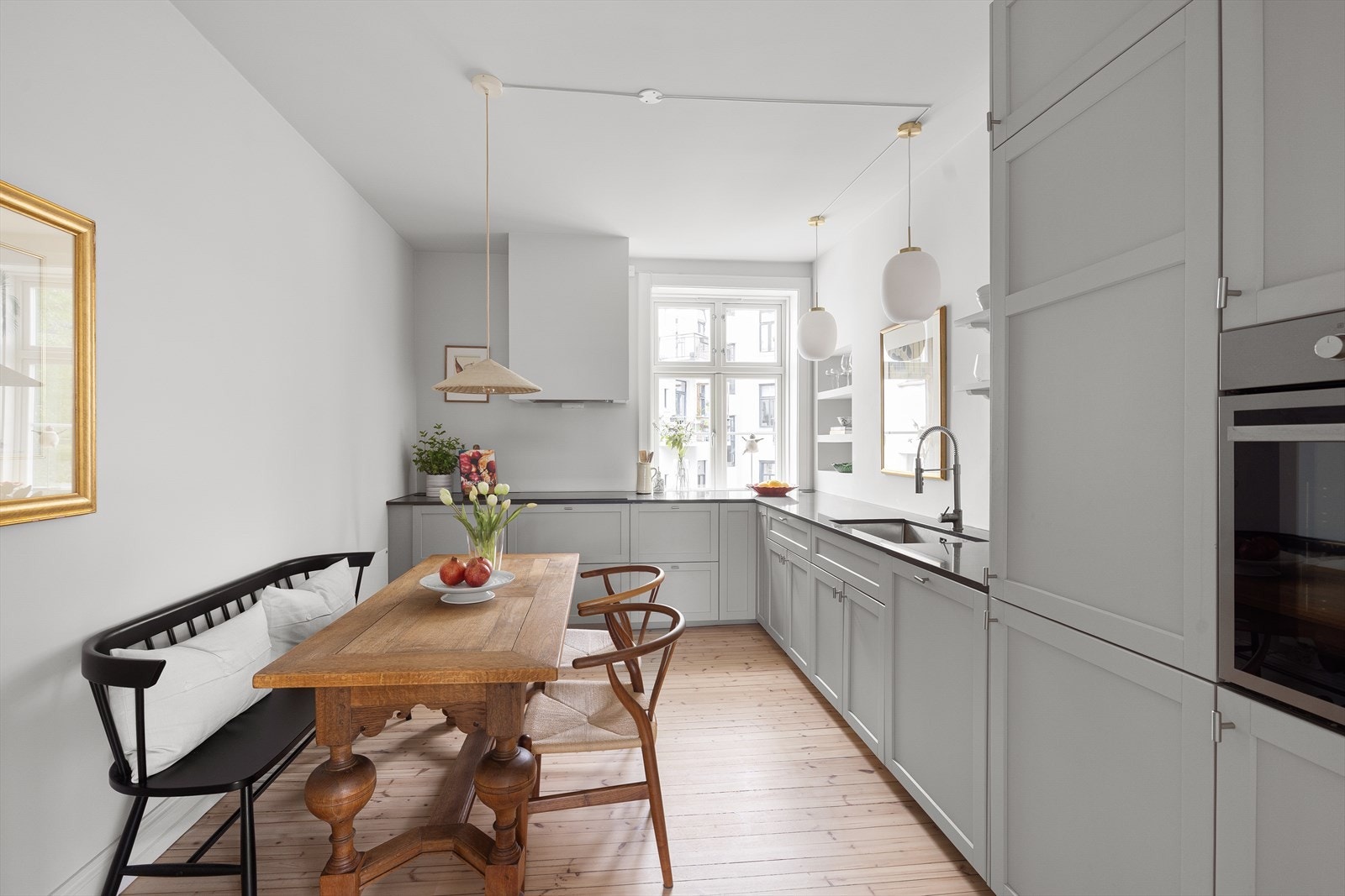Separat kjøkken fra 2020 med profilerte fronter fra IKEA. Her er det også plass til et spisebord, fint til både morgenkaffen og frokost. Galleribilde
