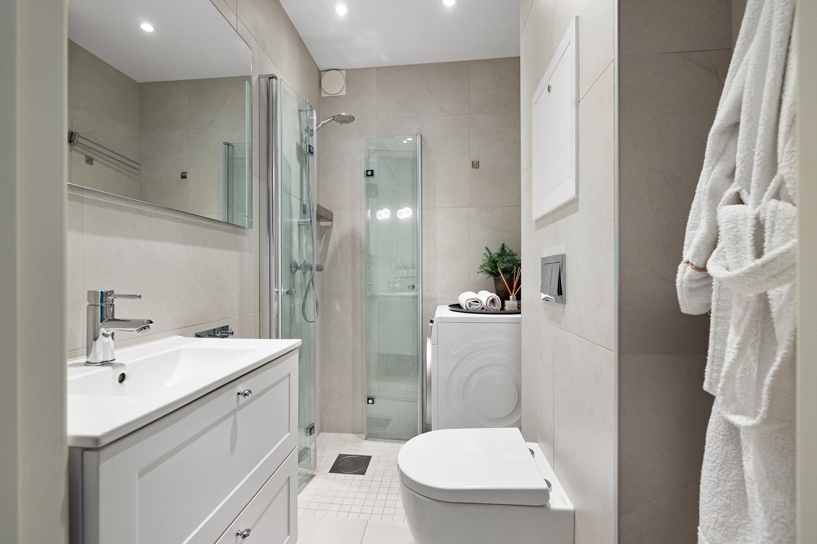 Delikat bad som ble totalrenovert av sameiet i 2022. Det er opplegg for vaskemaskin. Badet har naturlig ventilasjon og egen stoppekran. Galleribilde