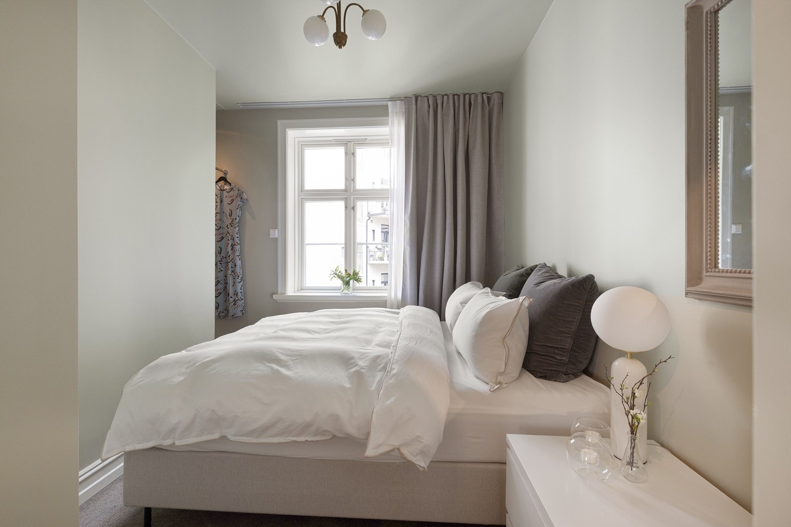 Pent soverom med plass til dobbeltseng og lagring i egen nisje. Galleribilde