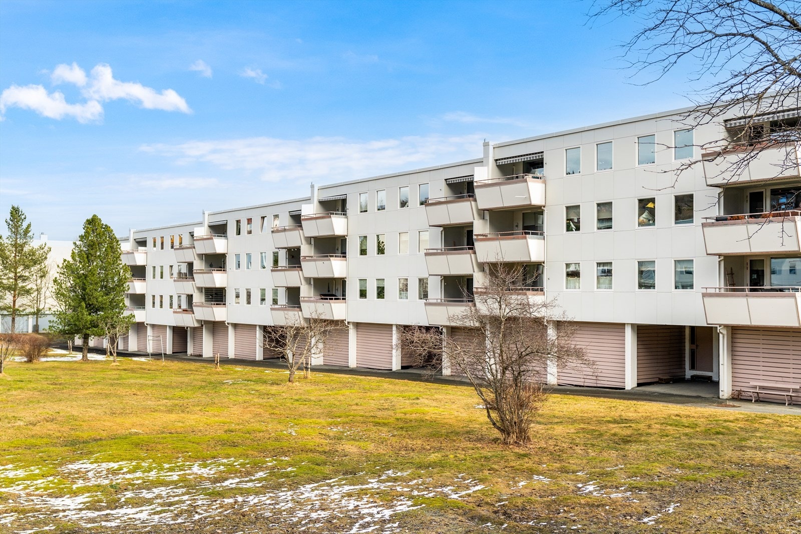 Kort vei til bussholdeplass, flere dagligvarer og umiddelbar nærhet til sentrum og Bymarka. Galleribilde
