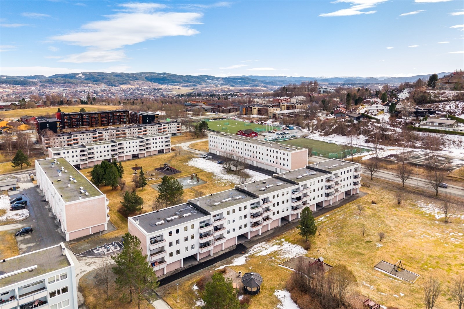 Kort vei til bussholdeplass, flere dagligvarer og umiddelbar nærhet til sentrum og Bymarka. Galleribilde