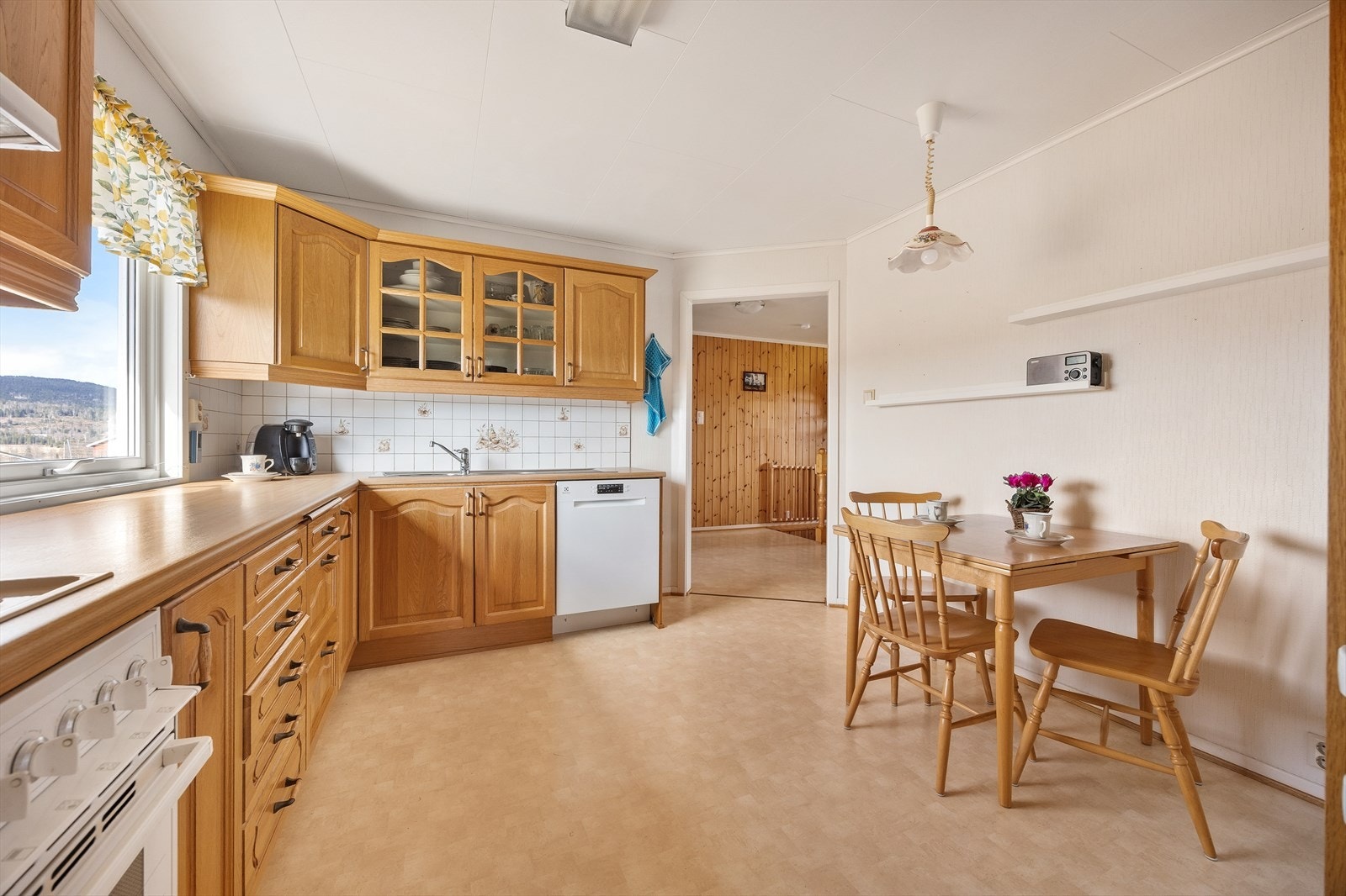 Kjøkkenet er av god størrelse hvor det plass til kjøkkenbord hvor frokosten kan nytes. Galleribilde