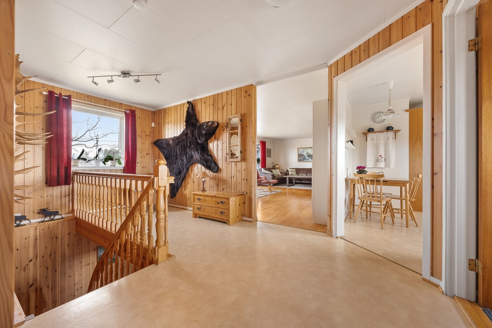 Boligen er fra 1971 og har et generelt behov for modernisering, noe som gir en unik mulighet til å skape sitt eget hjem. Galleribilde