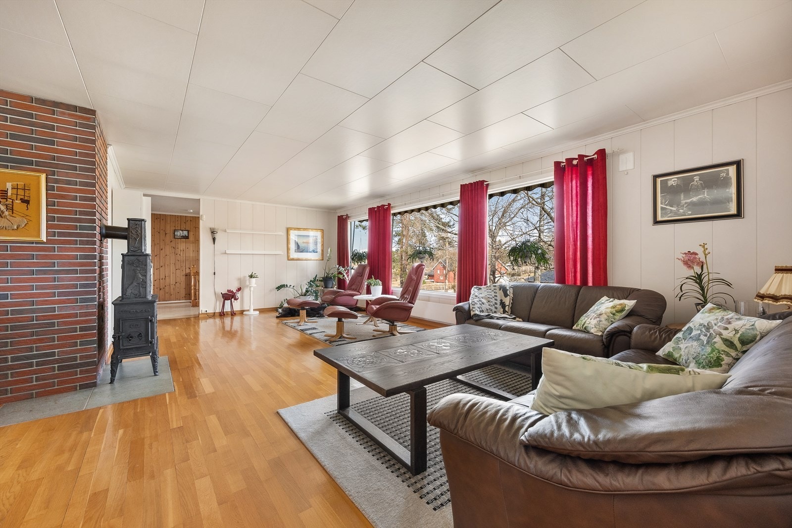 Romslig stue med plass til både en større sofagruppe og spisebord. Galleribilde