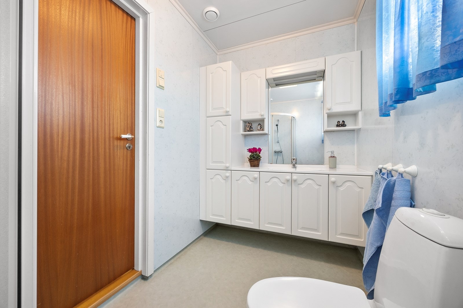 Badet ble oppgradert på 90-tallet og har elektrisk gulvvarme. Galleribilde