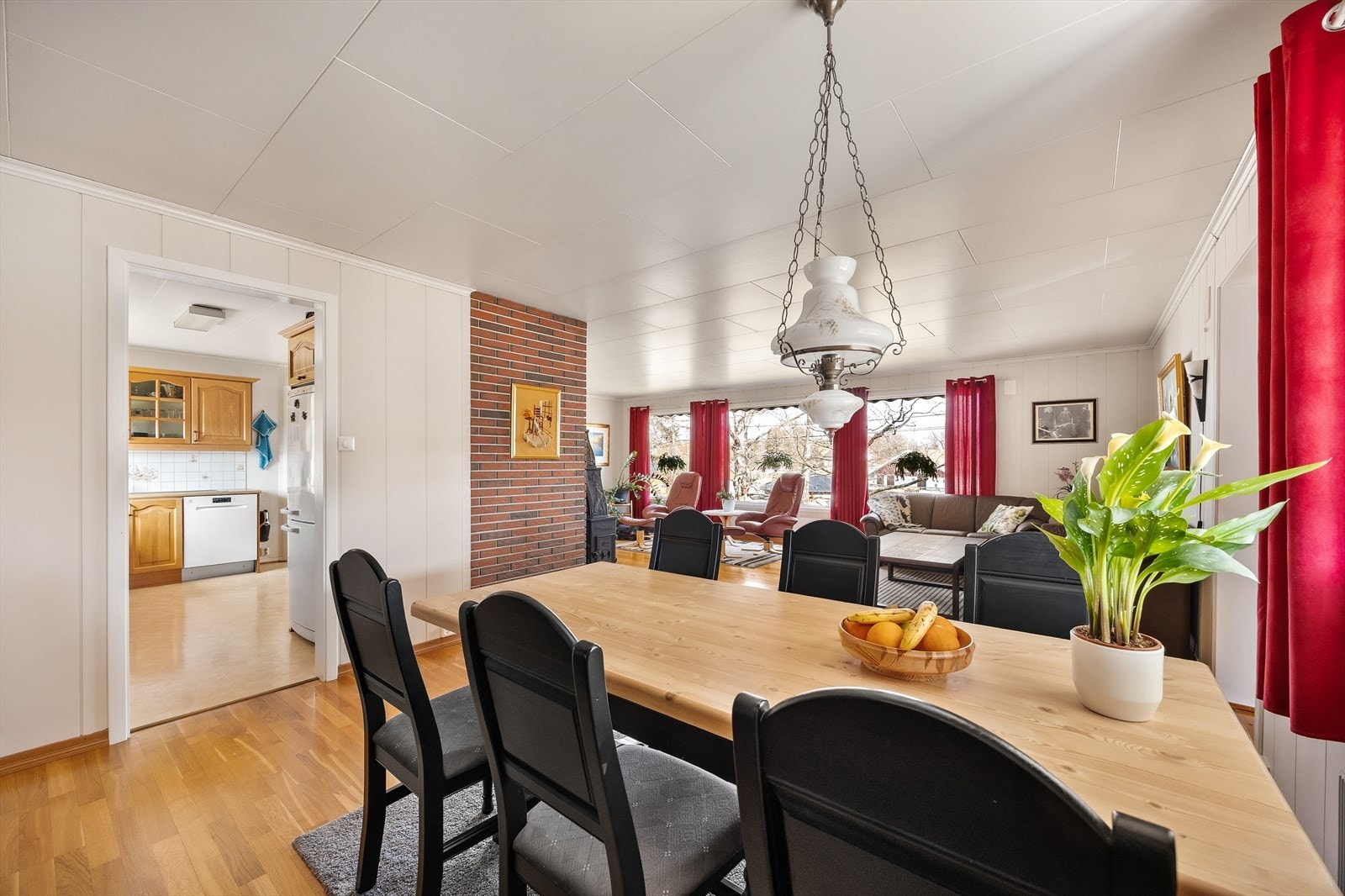 De store vindusflatene i stuen slipper inn godt med dagslys. Galleribilde