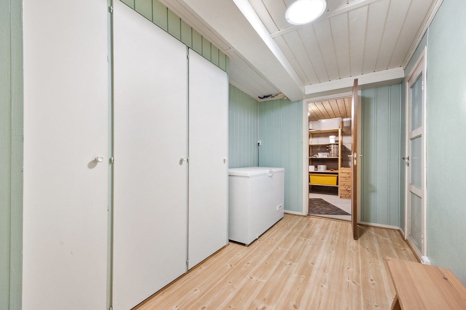 Kjelleren byr på rikelig med lagringsplass. Galleribilde