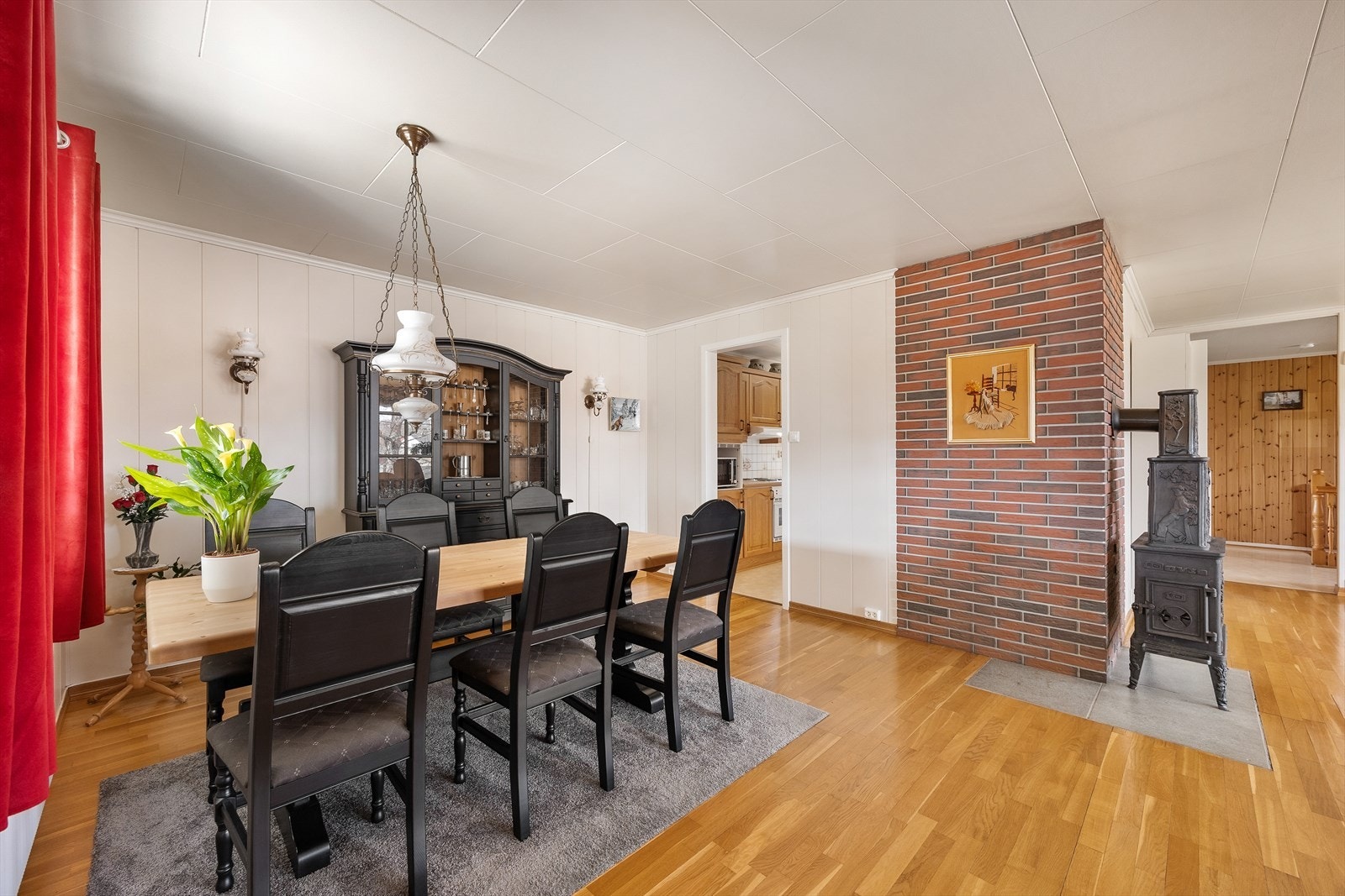 Spisestue med plass til å invitere venner og familie over til et hyggelig måltid. Galleribilde