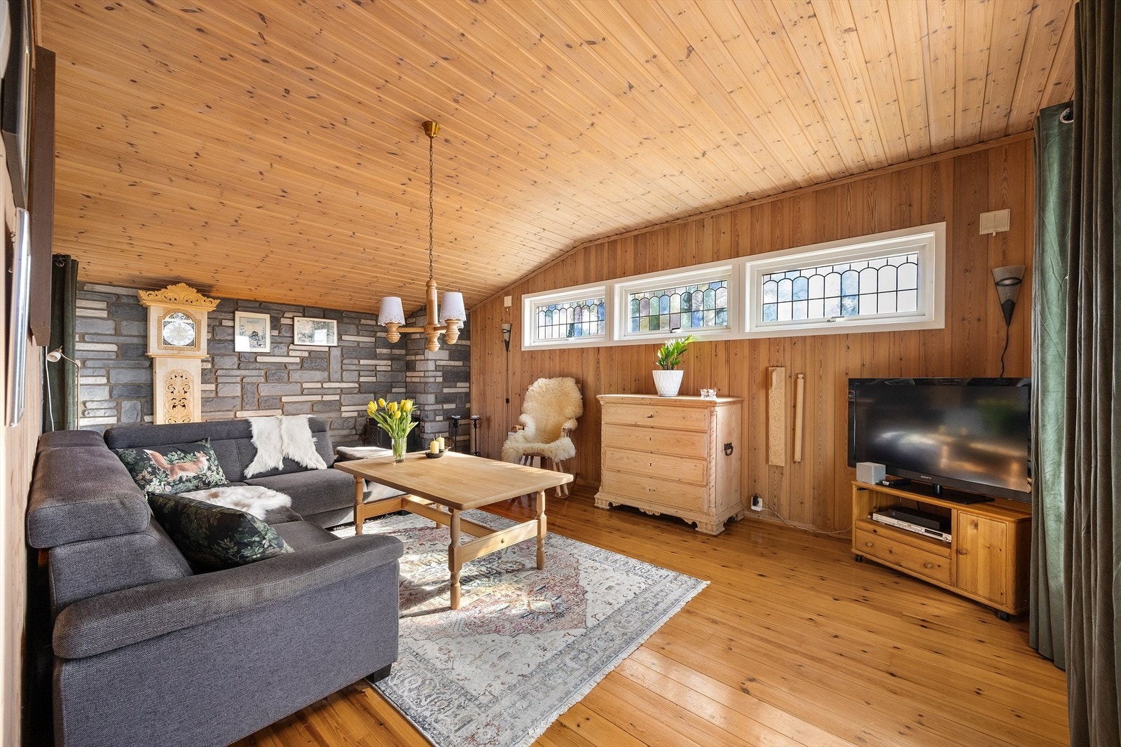 I tilbygget fra 1979 er det en hyggelig og separat TV-stue. Galleribilde