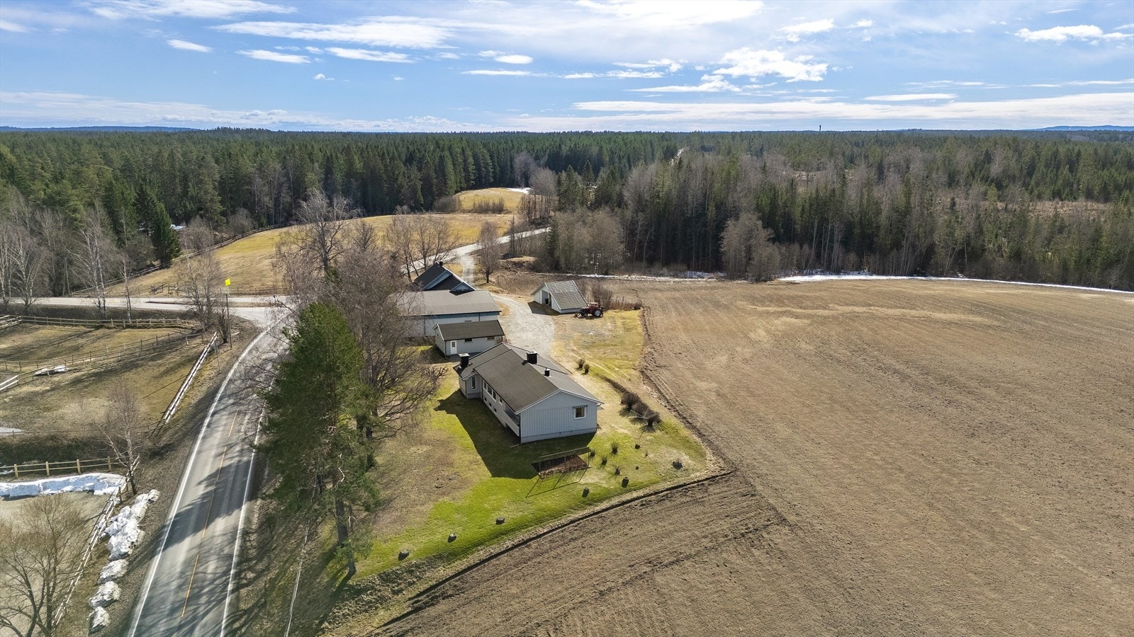 Nærmeste bussholdeplass, Sundby, ligger kun noen hundre meter fra eiendommen. Galleribilde