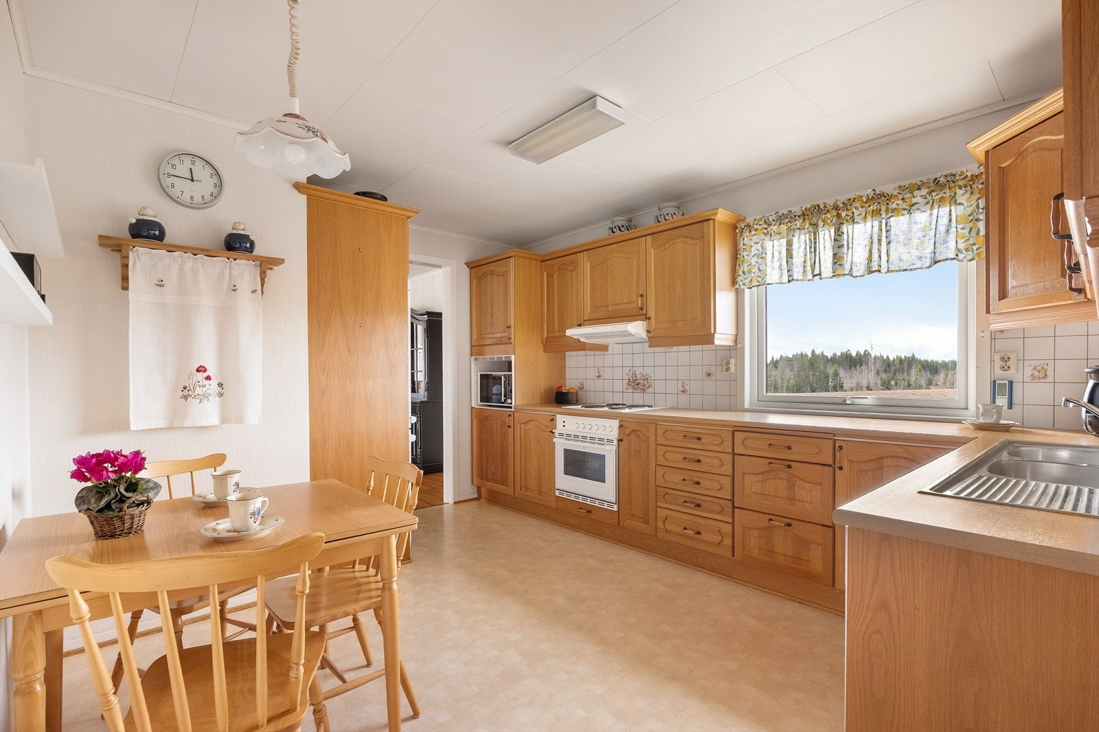 Kjøkkenet har godt med skap- og benkeplass, samt integrert komfyr, platetopp og oppvaskmaskin. Galleribilde