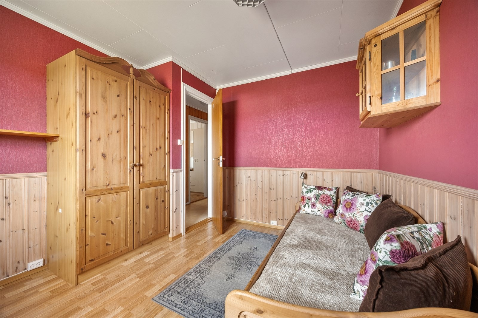 Soverommet har plass til garderobeskap og seng. Galleribilde