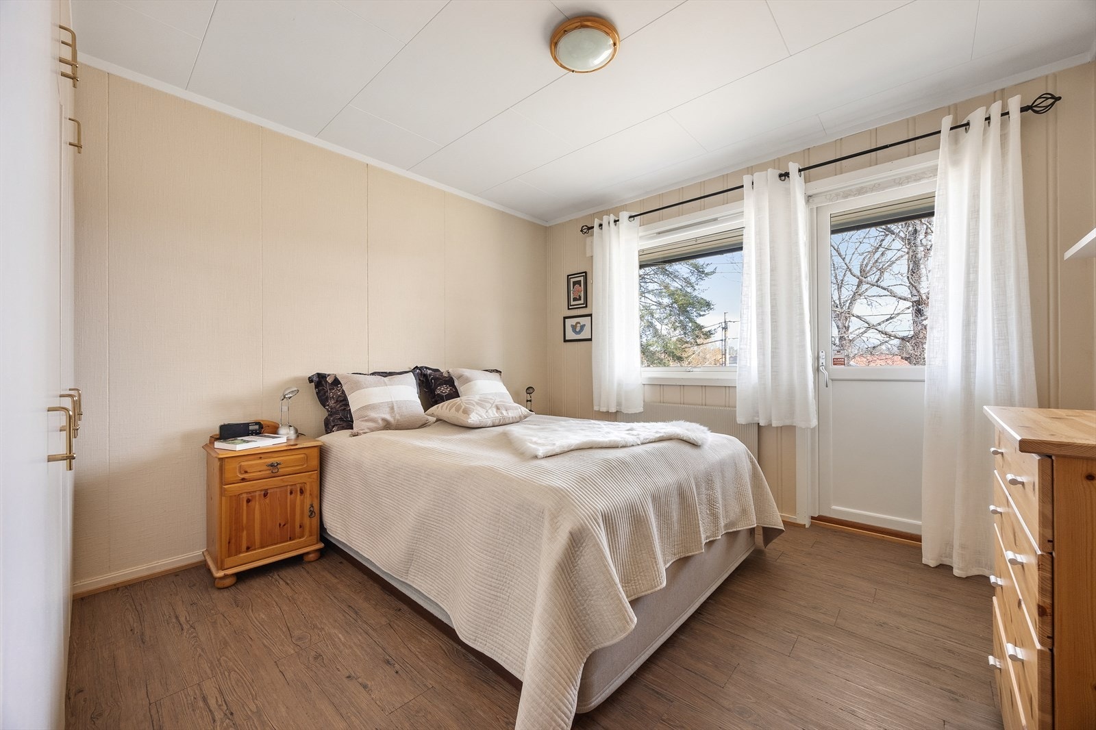 Soverommet har vinduer som vender ut mot hagen. Galleribilde